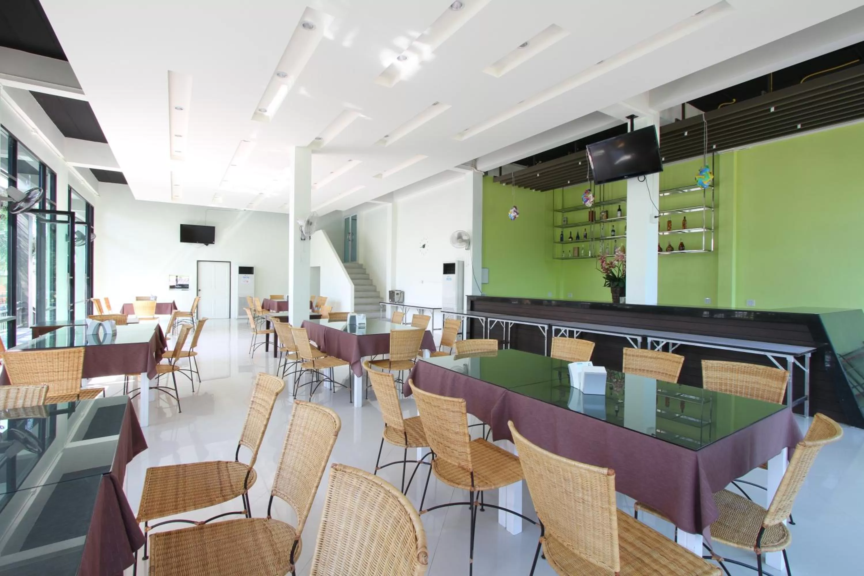 Restaurant/places to eat in The Green Beach Resort