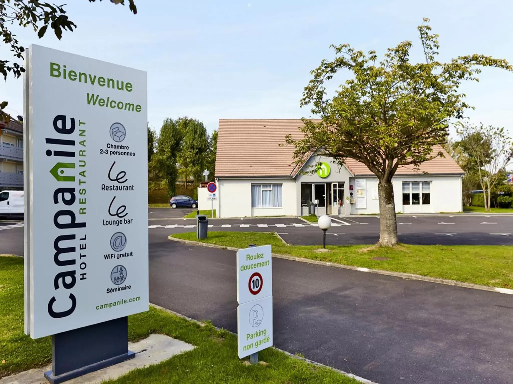 Facade/entrance, Property Logo/Sign in Campanile Auxerre - Monéteau