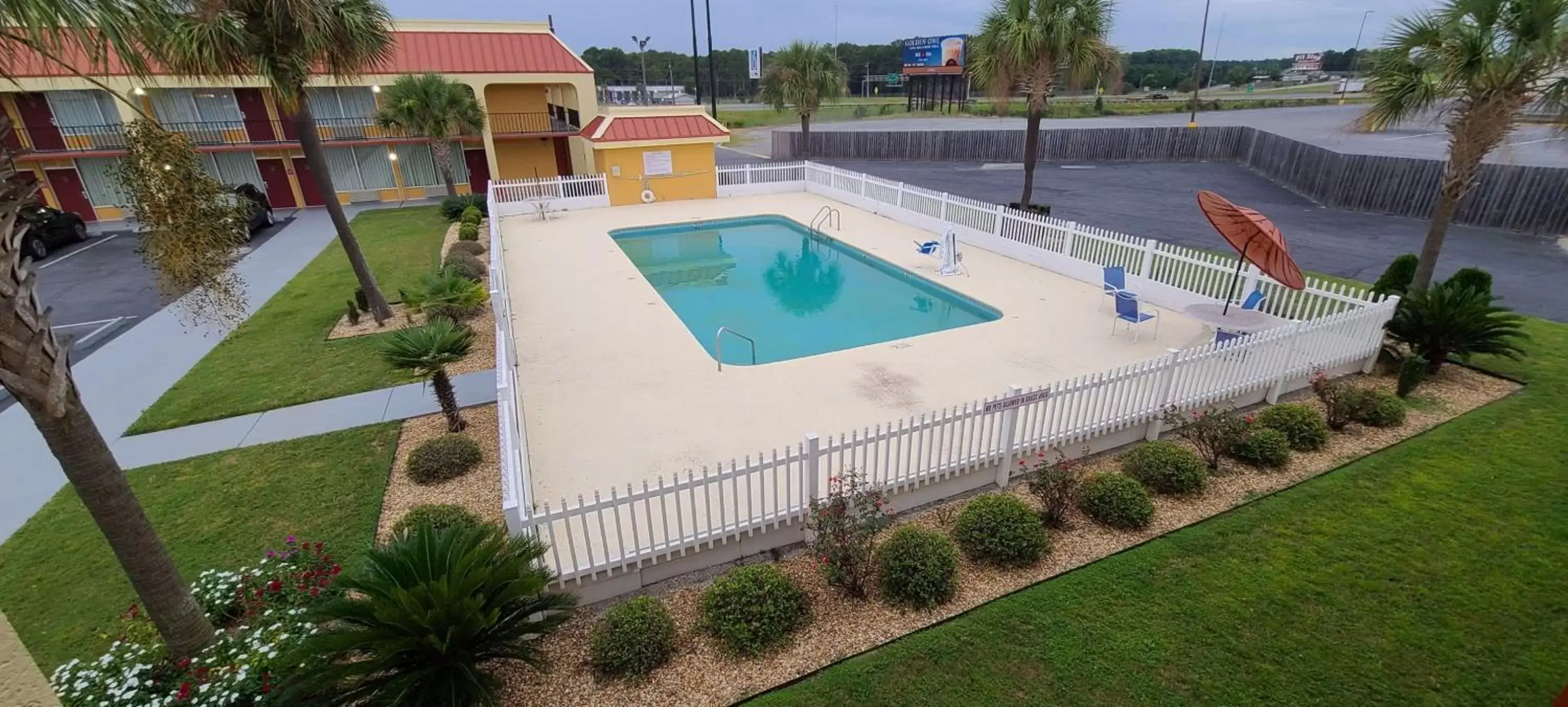 Swimming pool, Pool View in Red Roof Inn Tifton