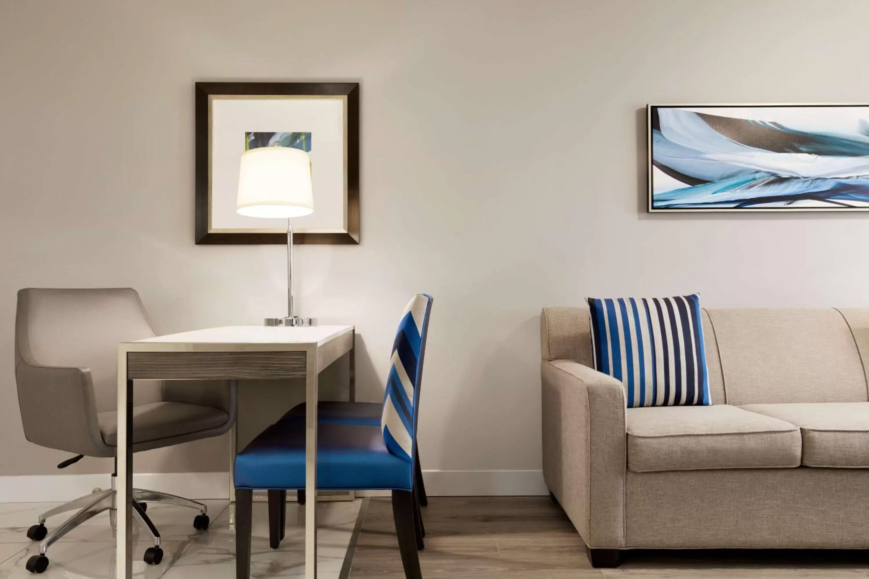 Bedroom, Seating Area in Embassy Suites By Hilton Toronto Airport