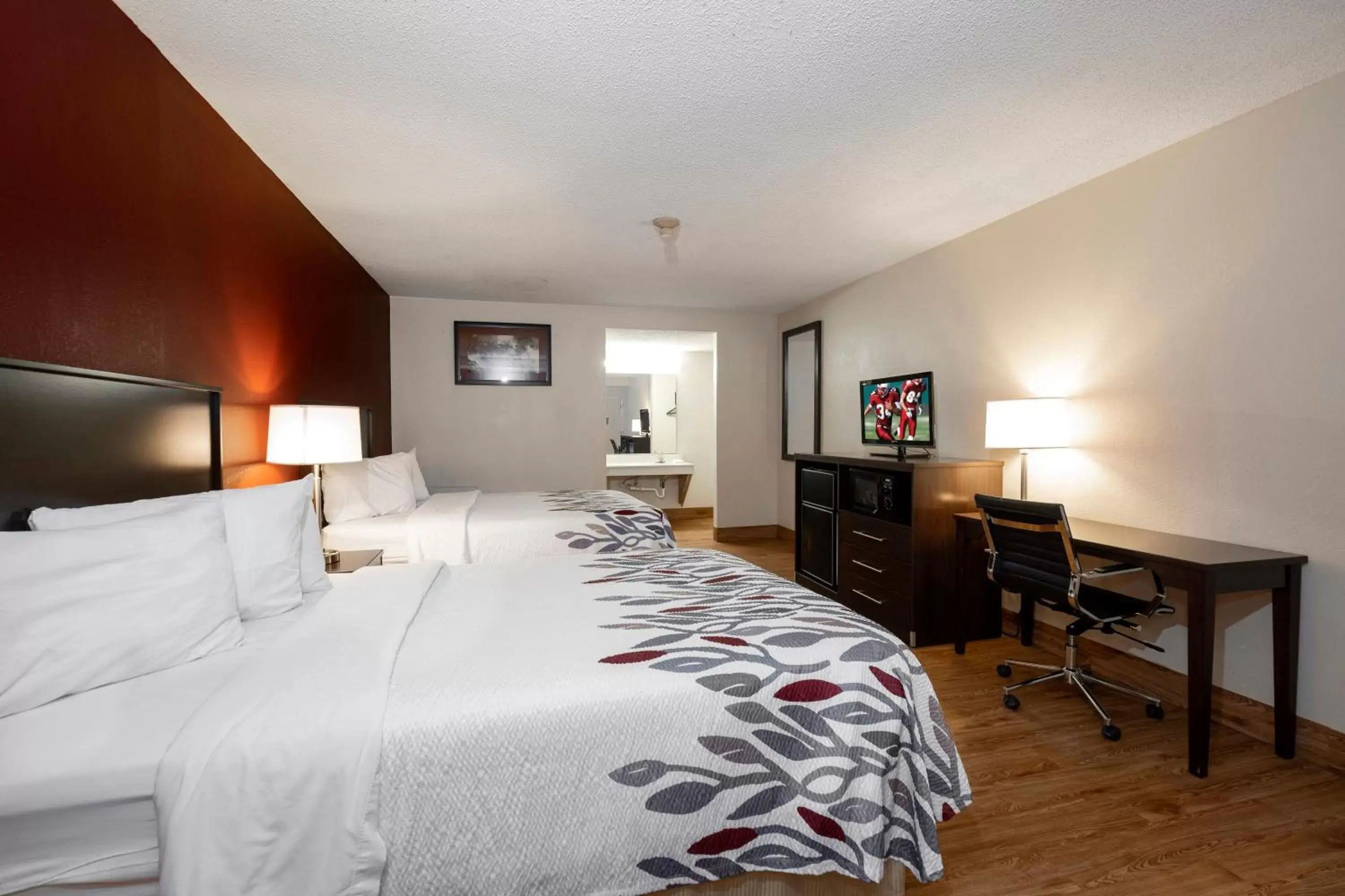 Photo of the whole room, Bed in Red Roof Inn Marion, VA