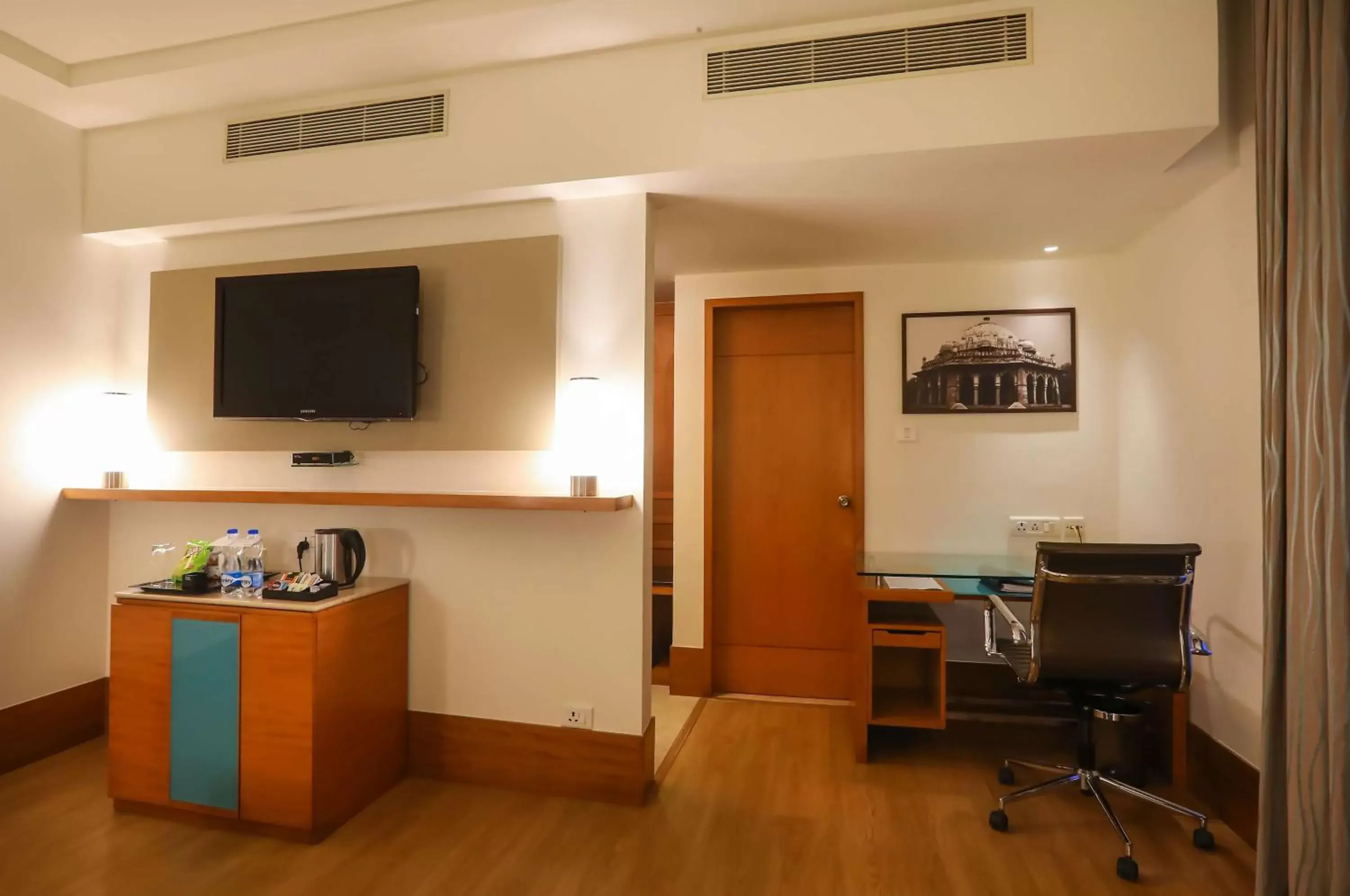 Coffee/tea facilities, TV/Entertainment Center in Radisson Blu Hotel Chennai City Centre