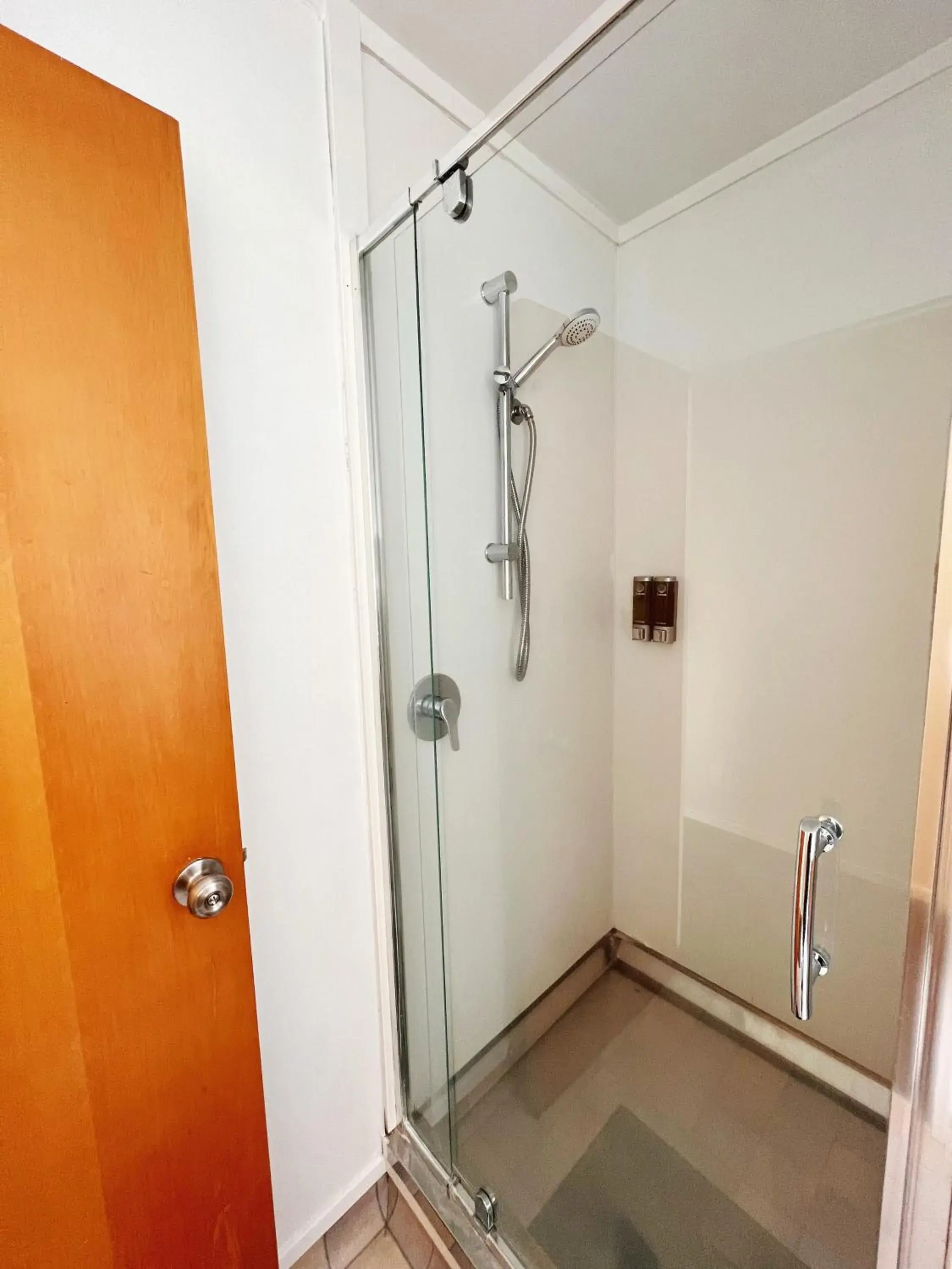 Bathroom in Kingswood Manor Motel