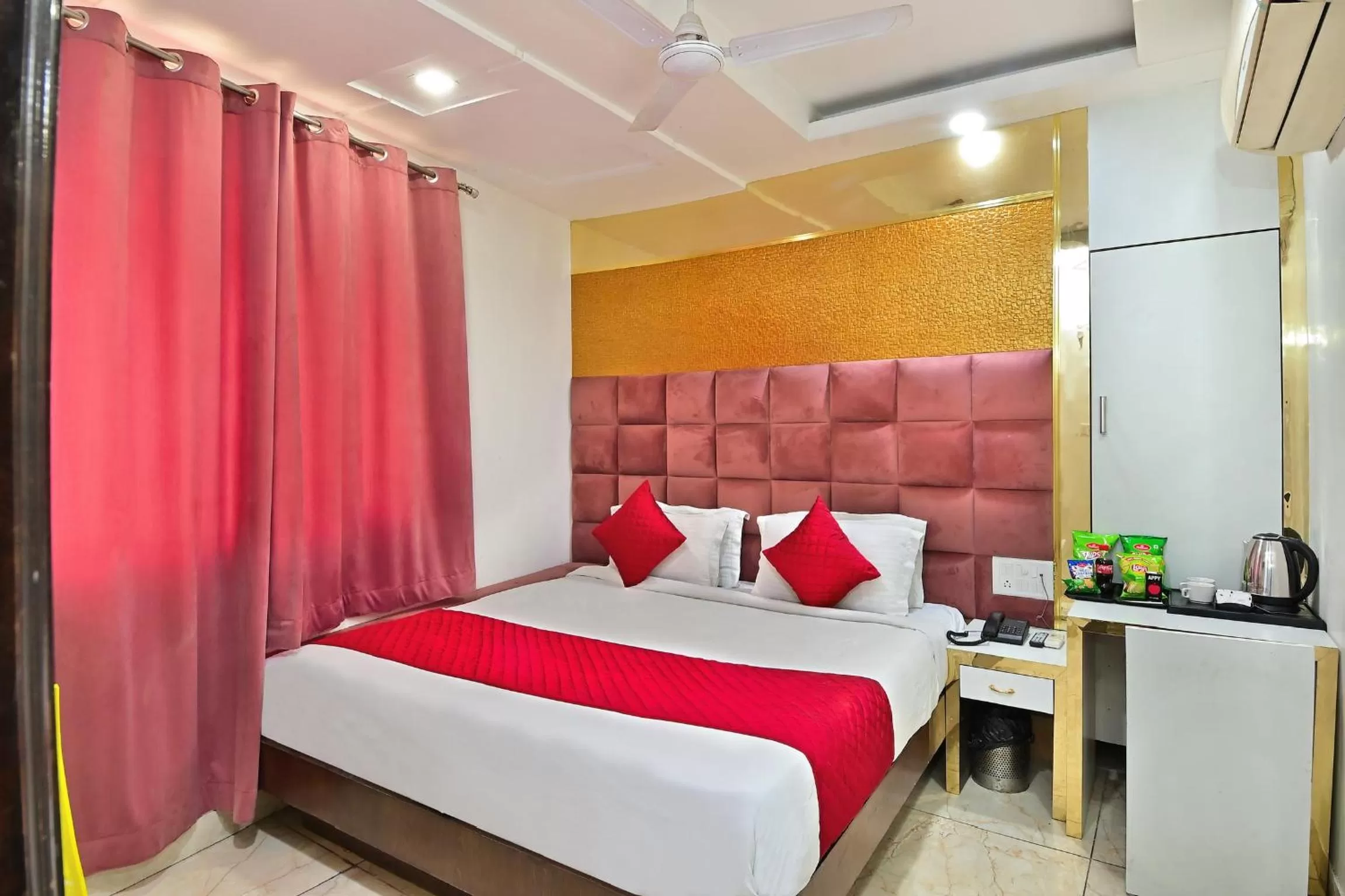 Deluxe Room in Hotel Bella Vista New Delhi -walk from New delhi railway station