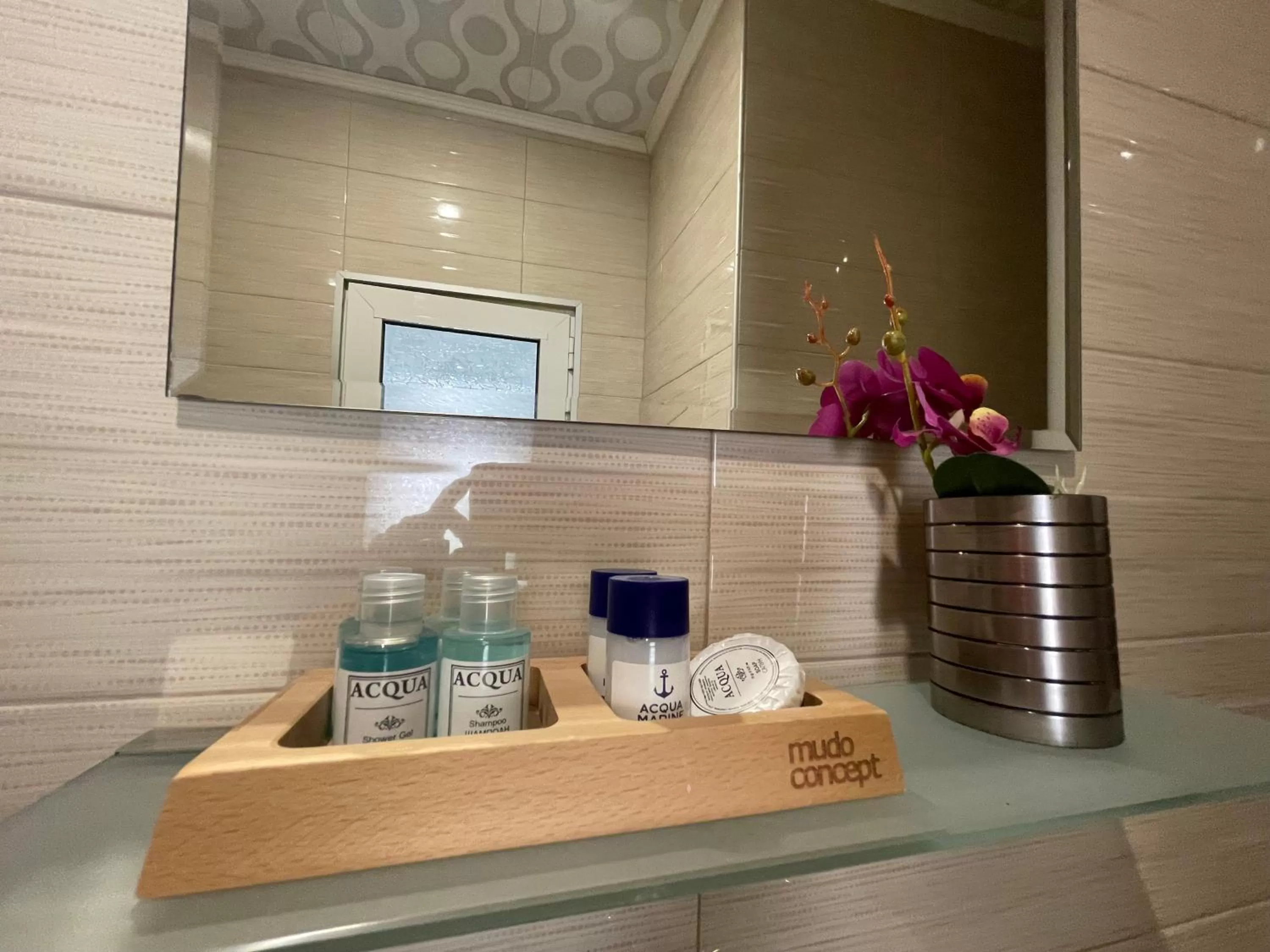 Bathroom in White Rose Guest Rooms