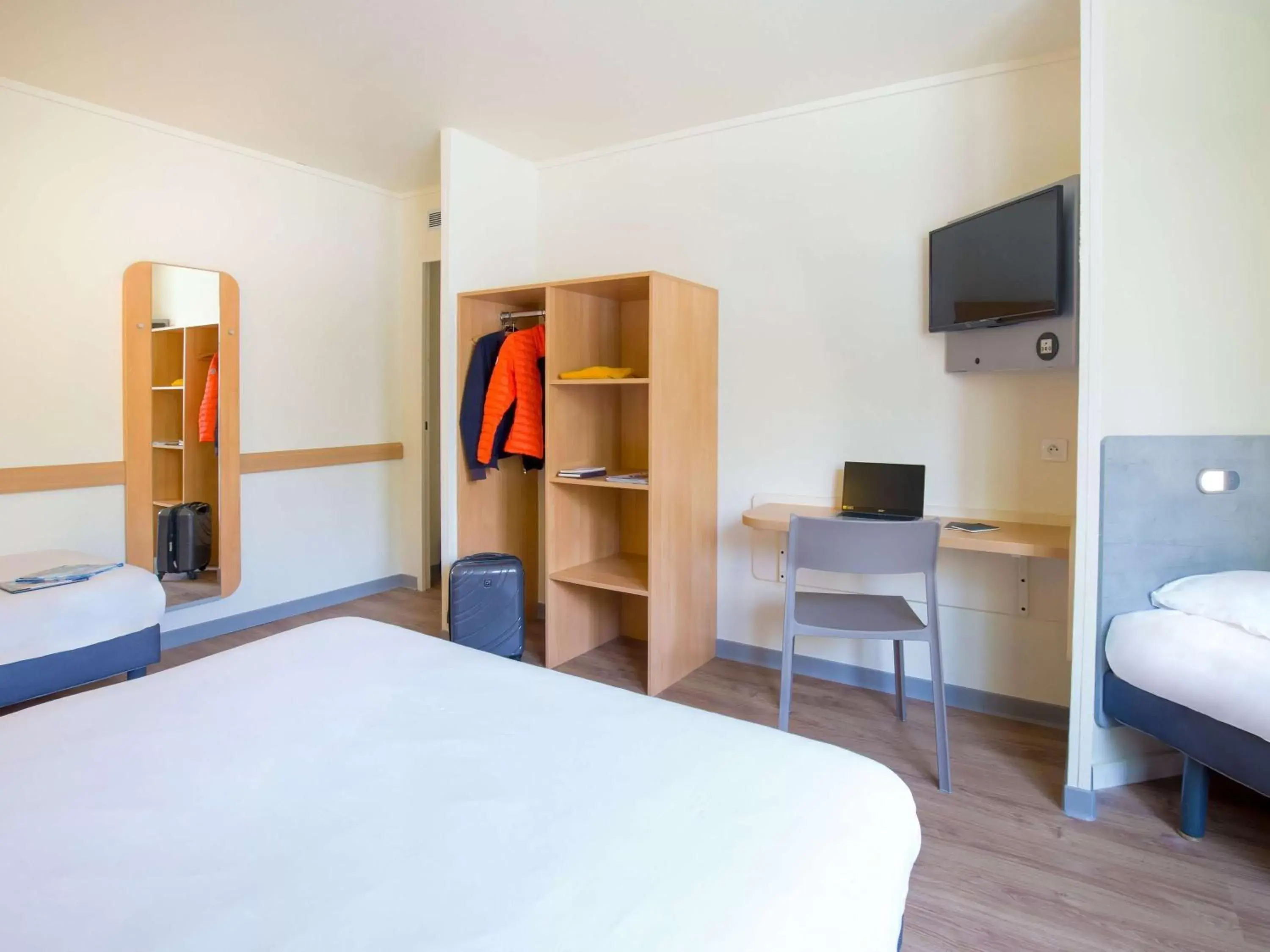 Bedroom, Bed in ibis budget Aubagne Paluds Agora