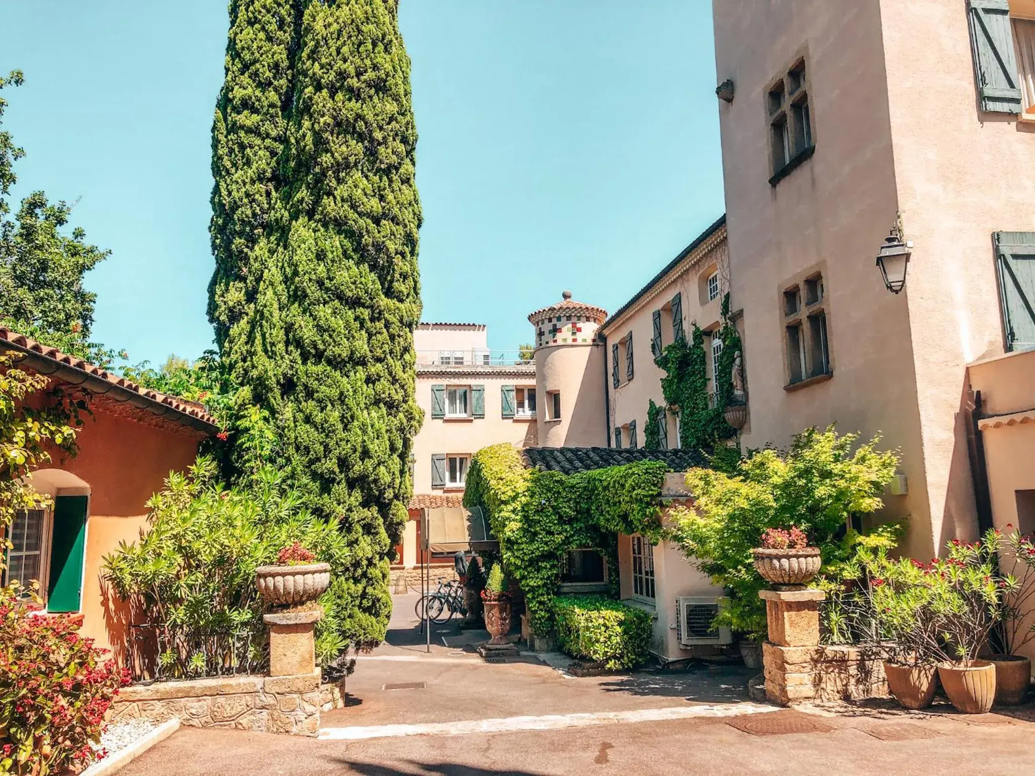 Inner courtyard view, Property Building in Le Pigonnet - Esprit de France