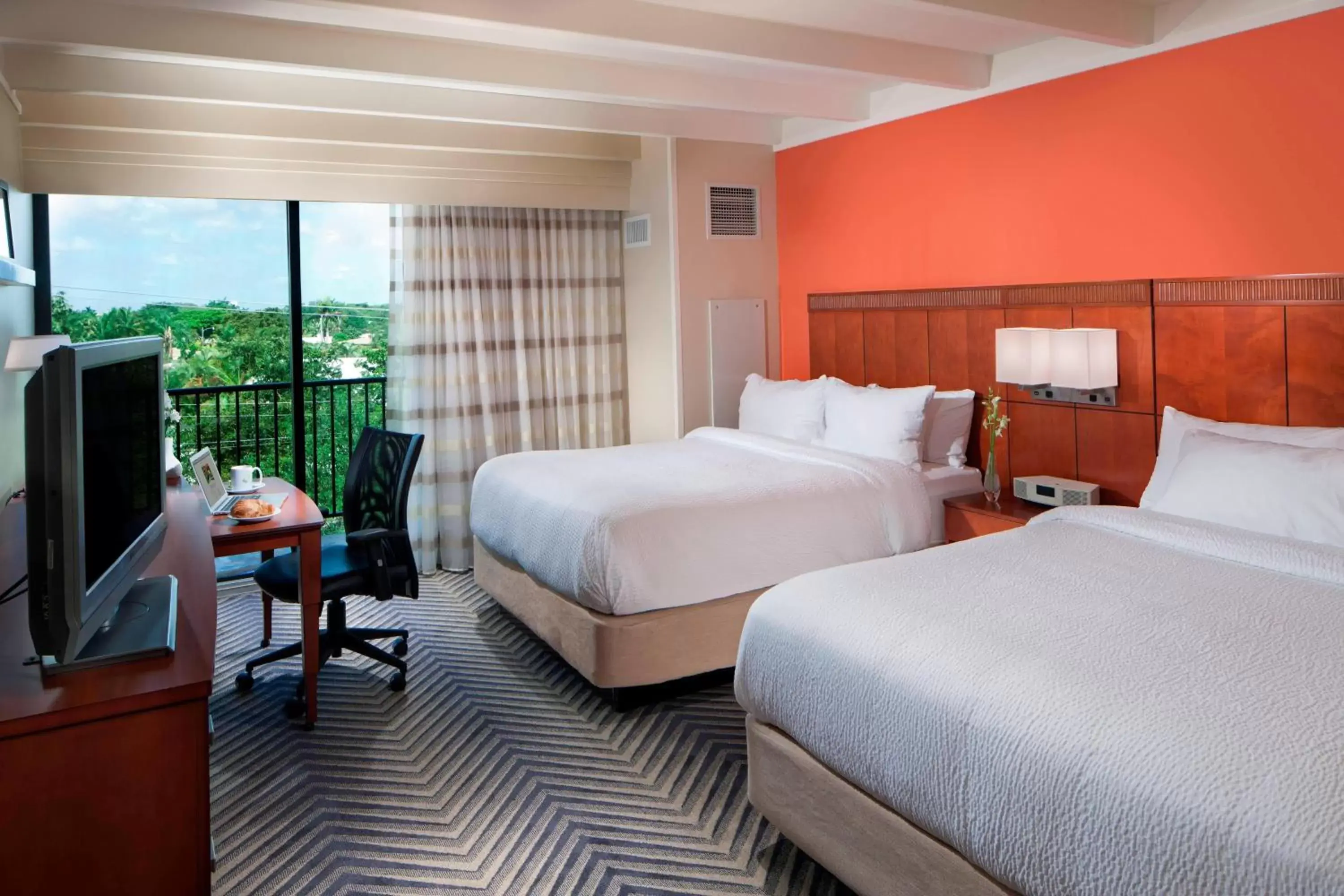 Photo of the whole room, Bed in Courtyard by Marriott Fort Lauderdale East / Lauderdale-by-the-Sea
