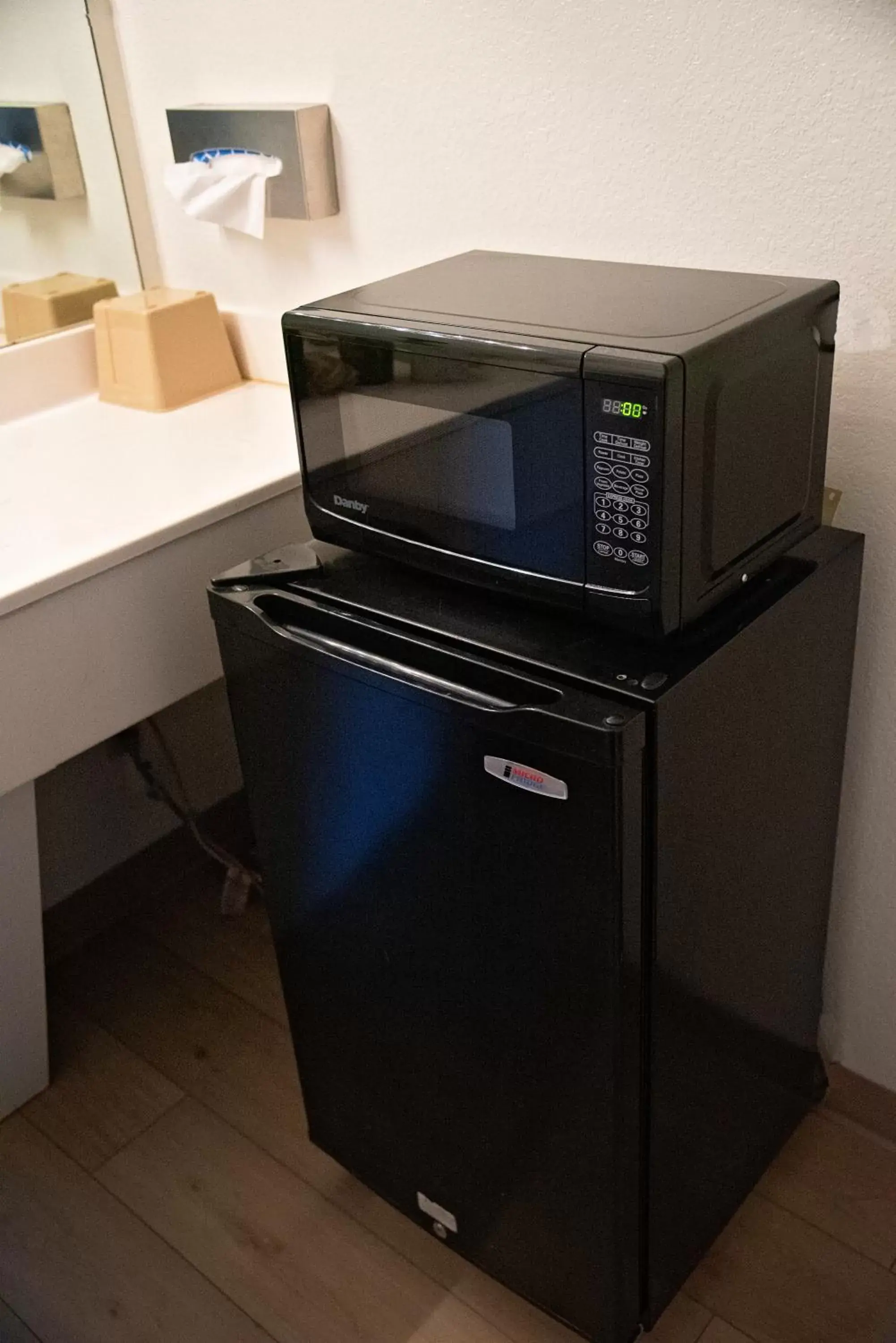 minibar, TV/Entertainment Center in The Virginian Inn Moab Downtown