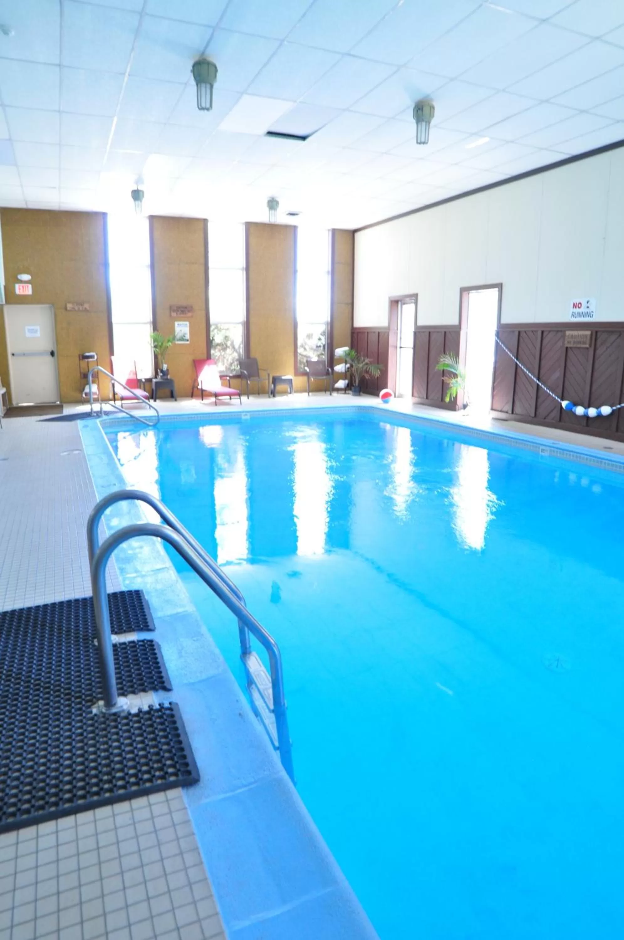 Swimming pool in Monarch Mountain Lodge