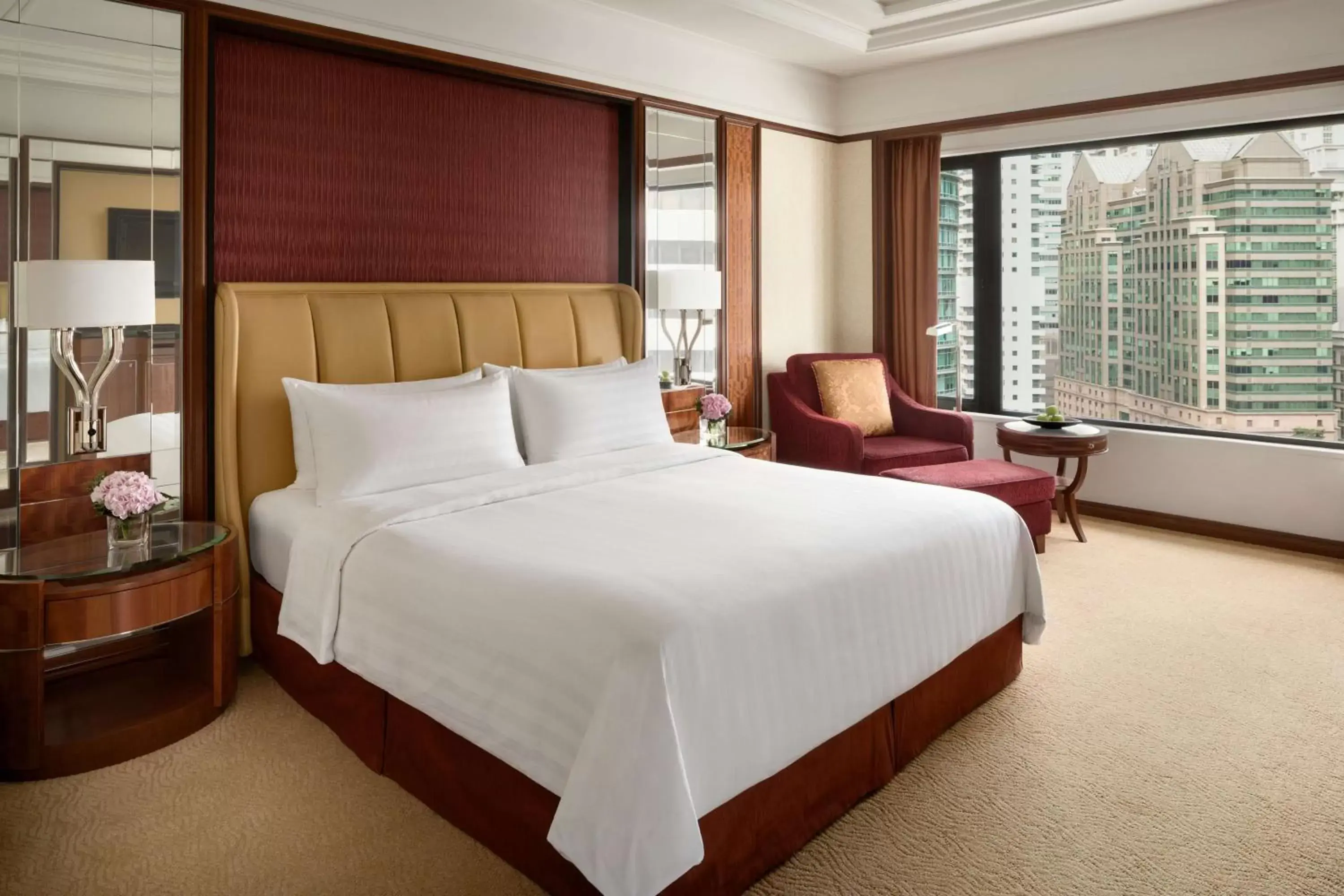 Photo of the whole room, Bed in Shangri-La Kuala Lumpur