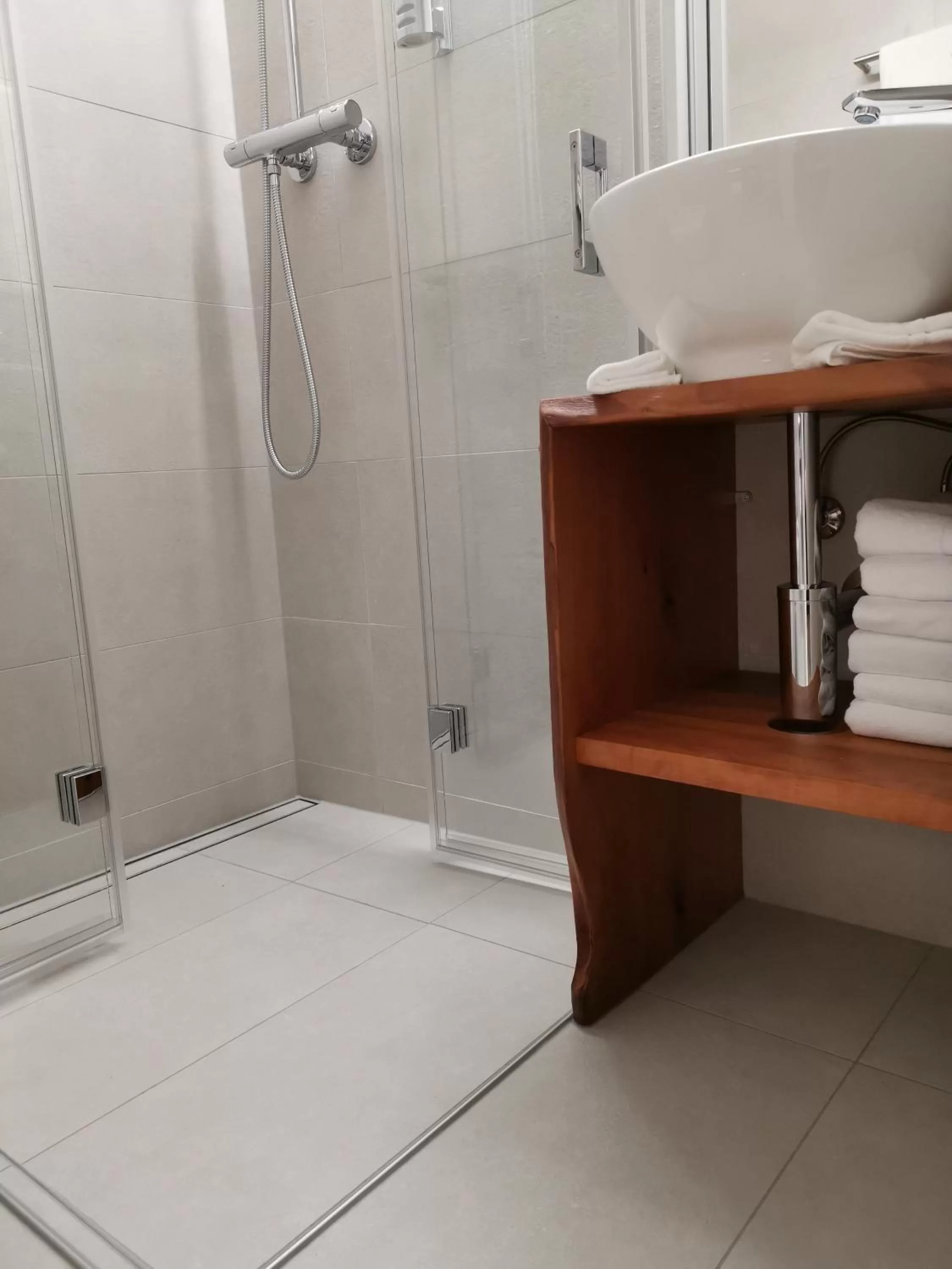 Shower in Boutique Hotel BS16 before Bern City Parking gratis