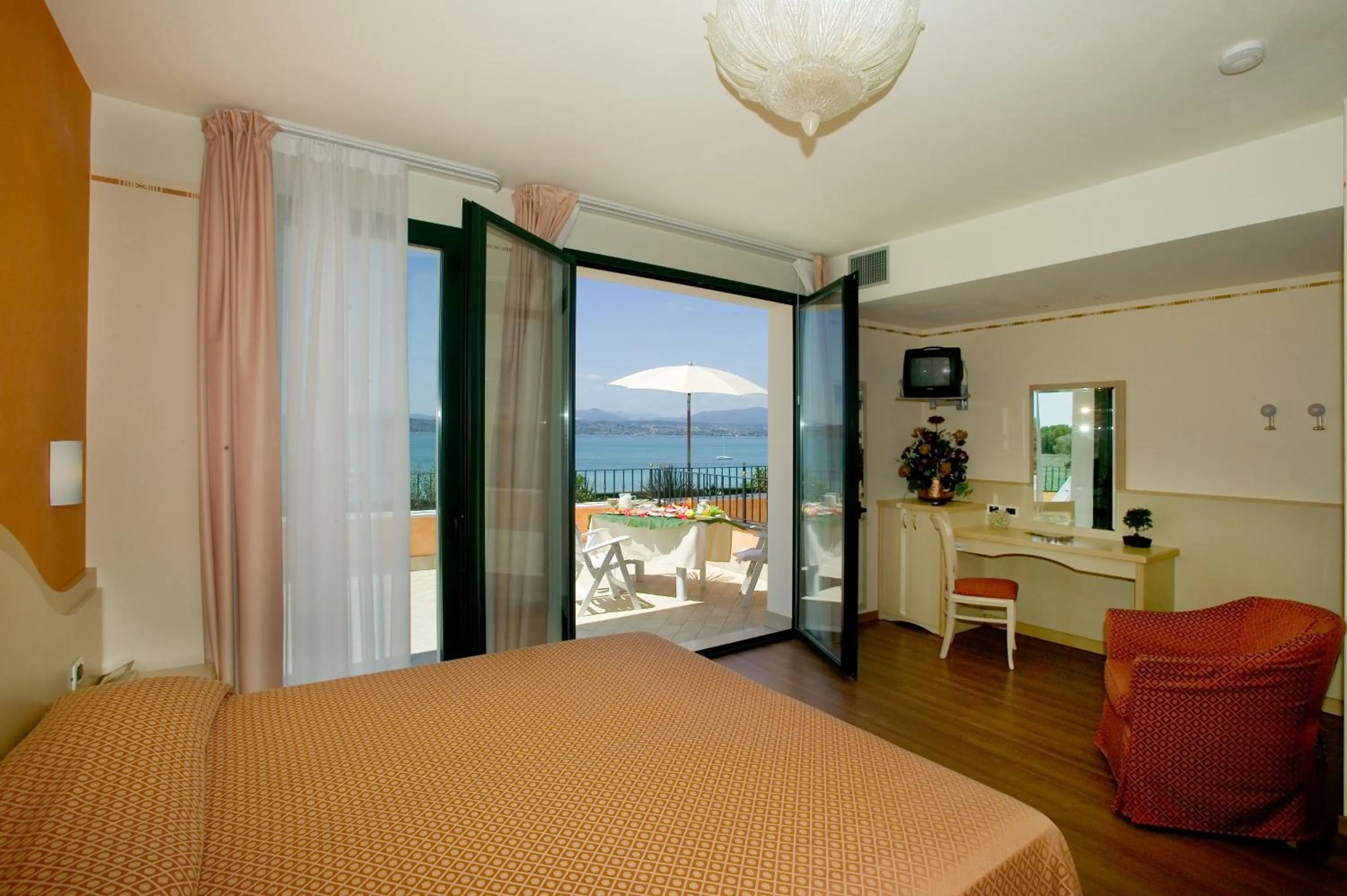 Property building, Bed in Hotel La Rondine