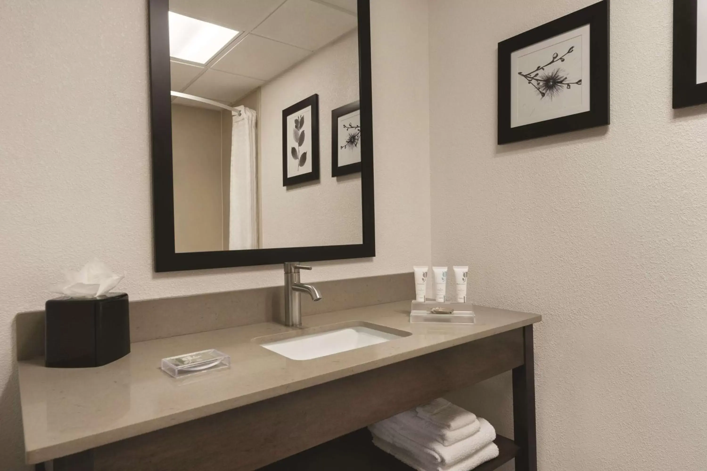 Bathroom in Country Inn & Suites by Radisson, Raleigh-Durham Airport, NC