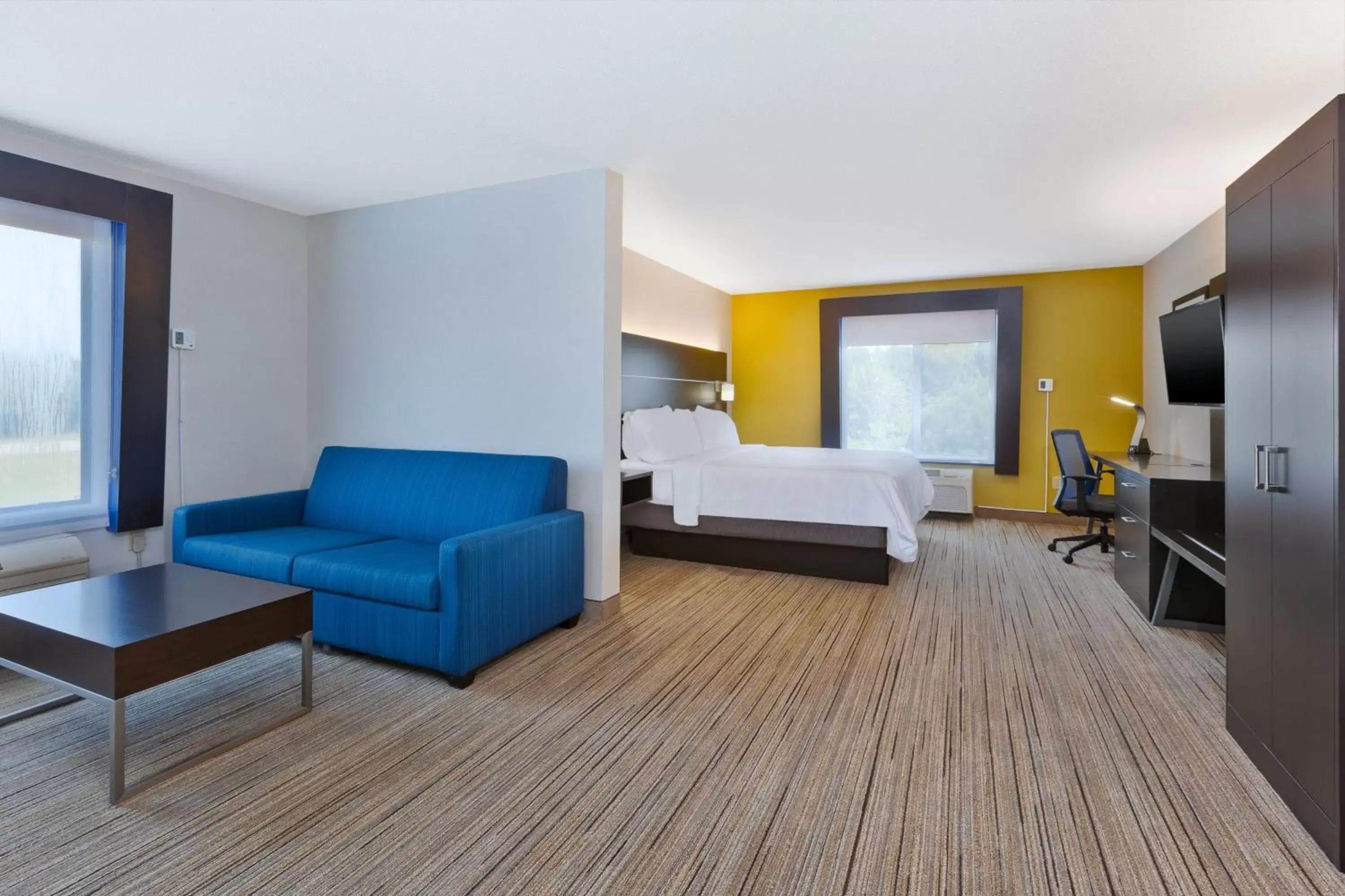 Photo of the whole room, Seating Area in Holiday Inn Express Hotel & Suites Cleveland-Richfield, an IHG Hotel