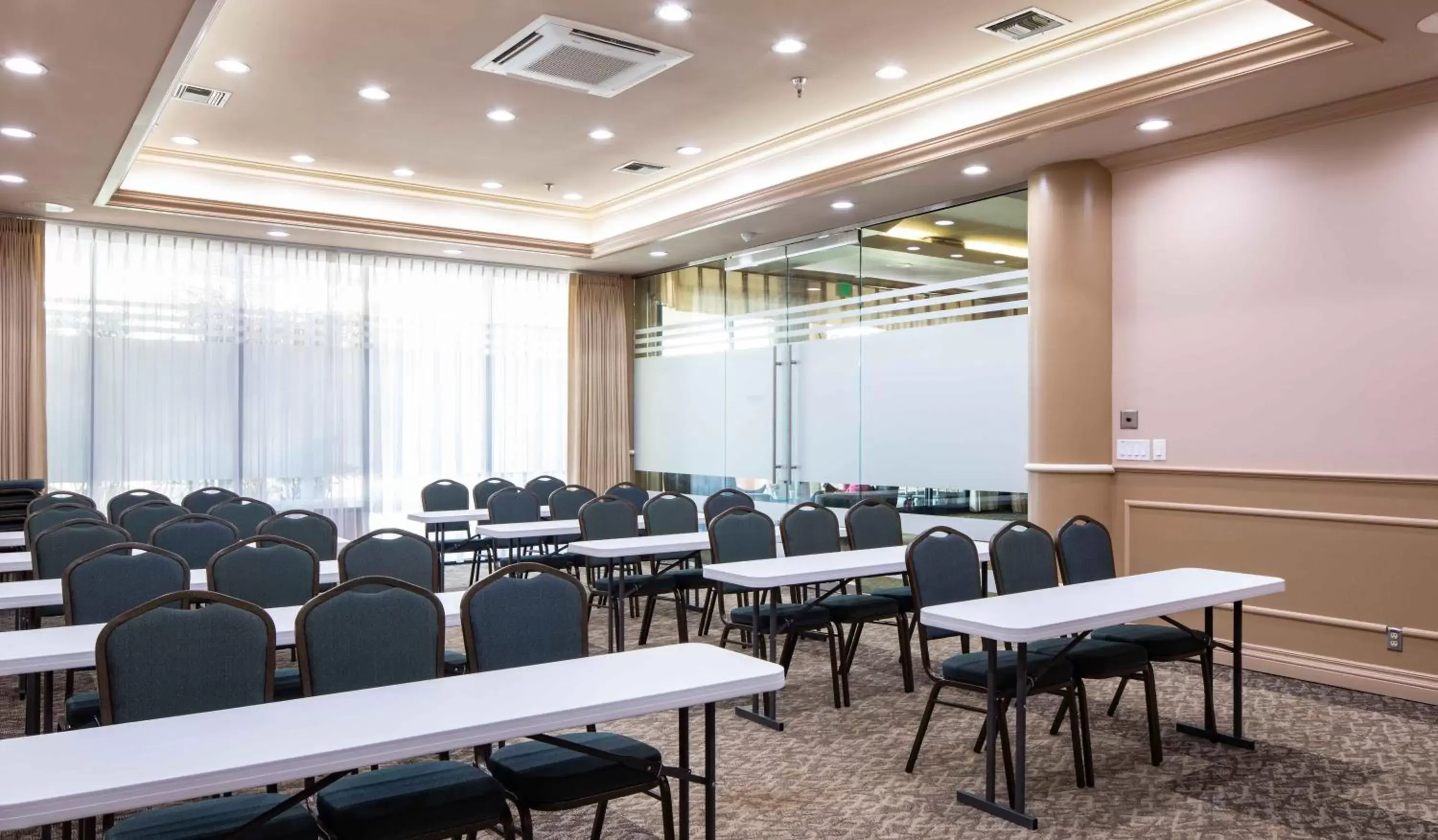 Meeting/conference room in New Gardena Hotel