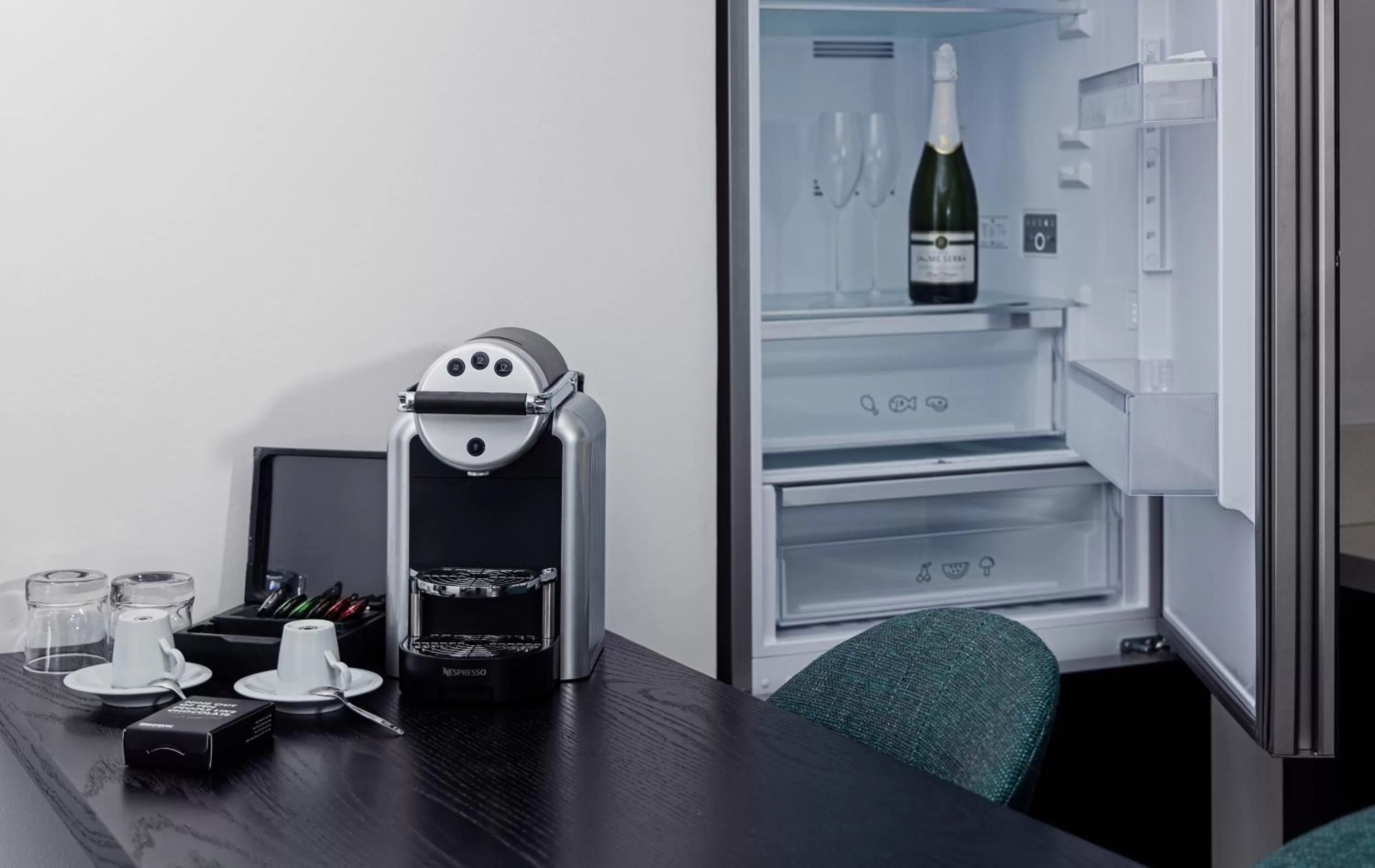 Coffee/tea facilities, Kitchen/Kitchenette in Townhouse Residence a member of Brown Hotels