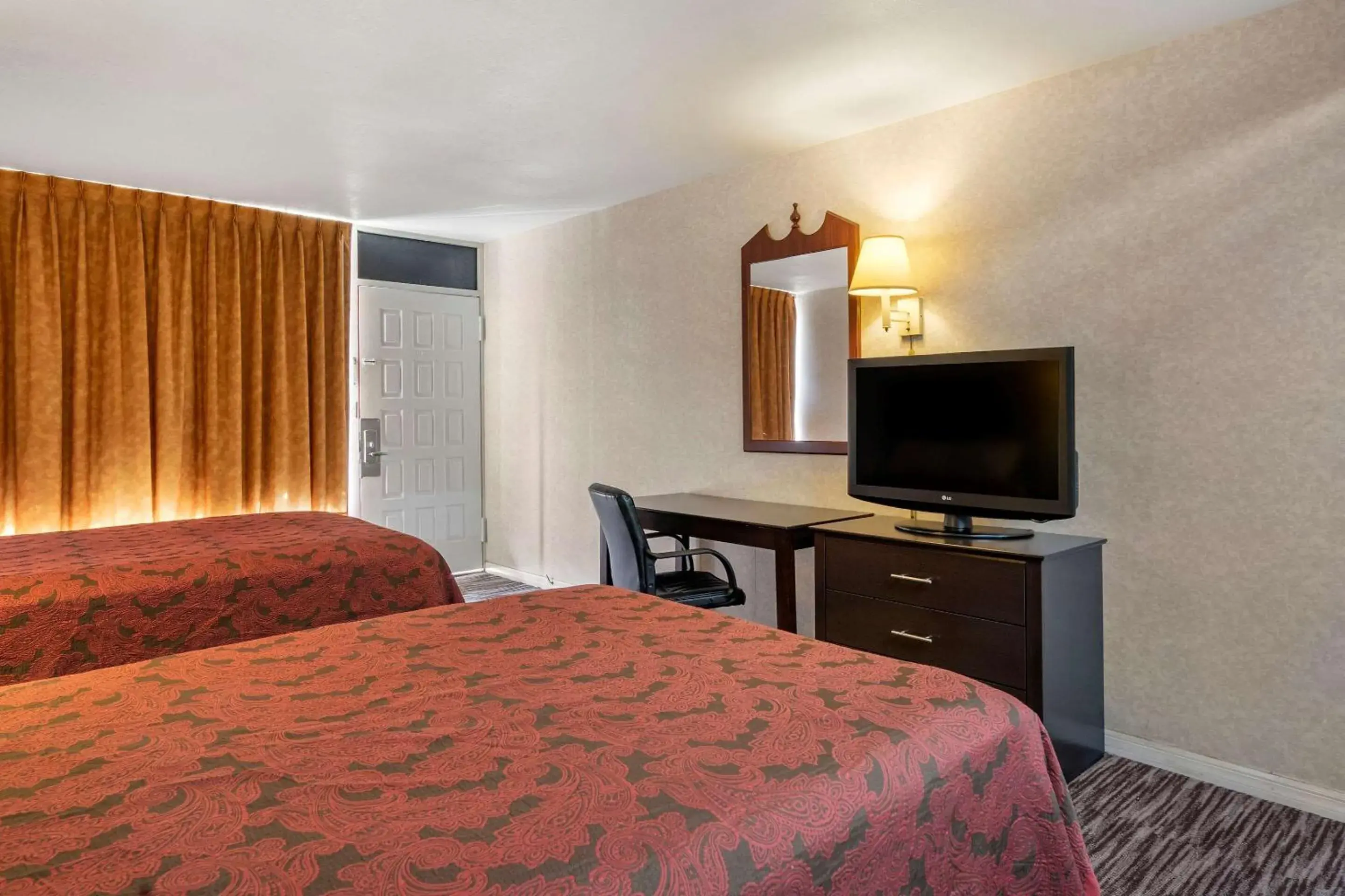 Photo of the whole room, Bed in Rodeway Inn Clearwater-Largo