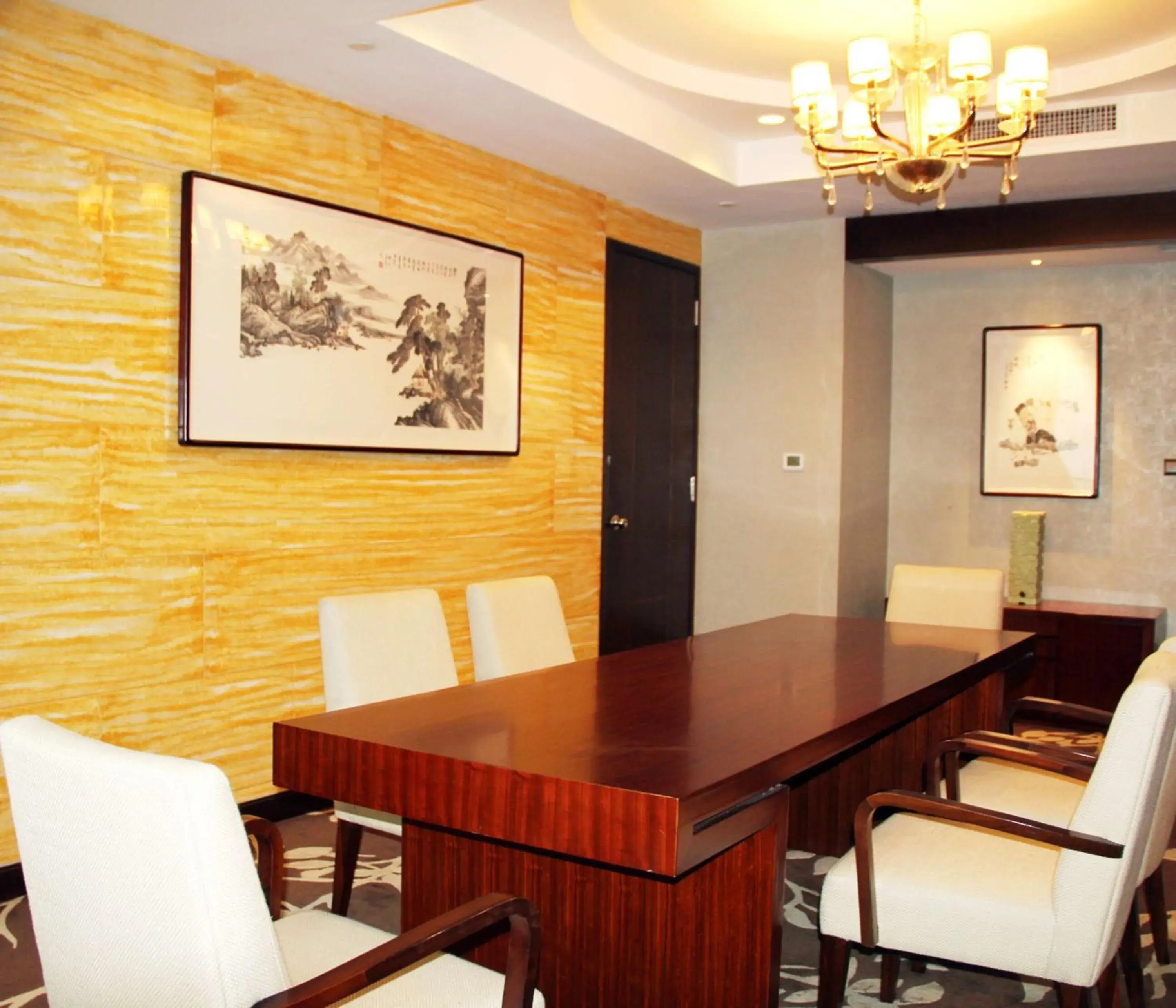 Photo of the whole room, Dining Area in DoubleTree By Hilton Shenyang Hotel