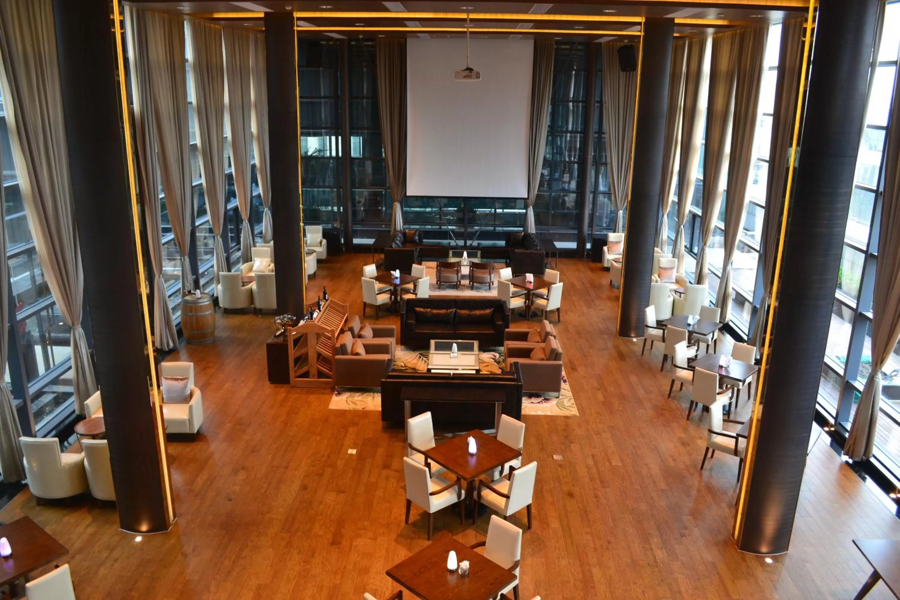 Lounge or bar in Holiday Inn Shanghai Songjiang by IHG - Miaoqian Street