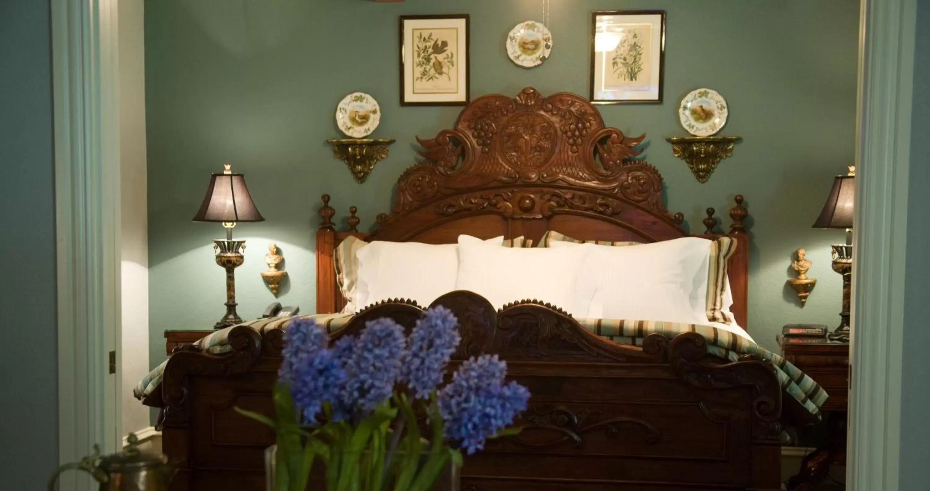 Bed in The Sanford House Inn & Spa