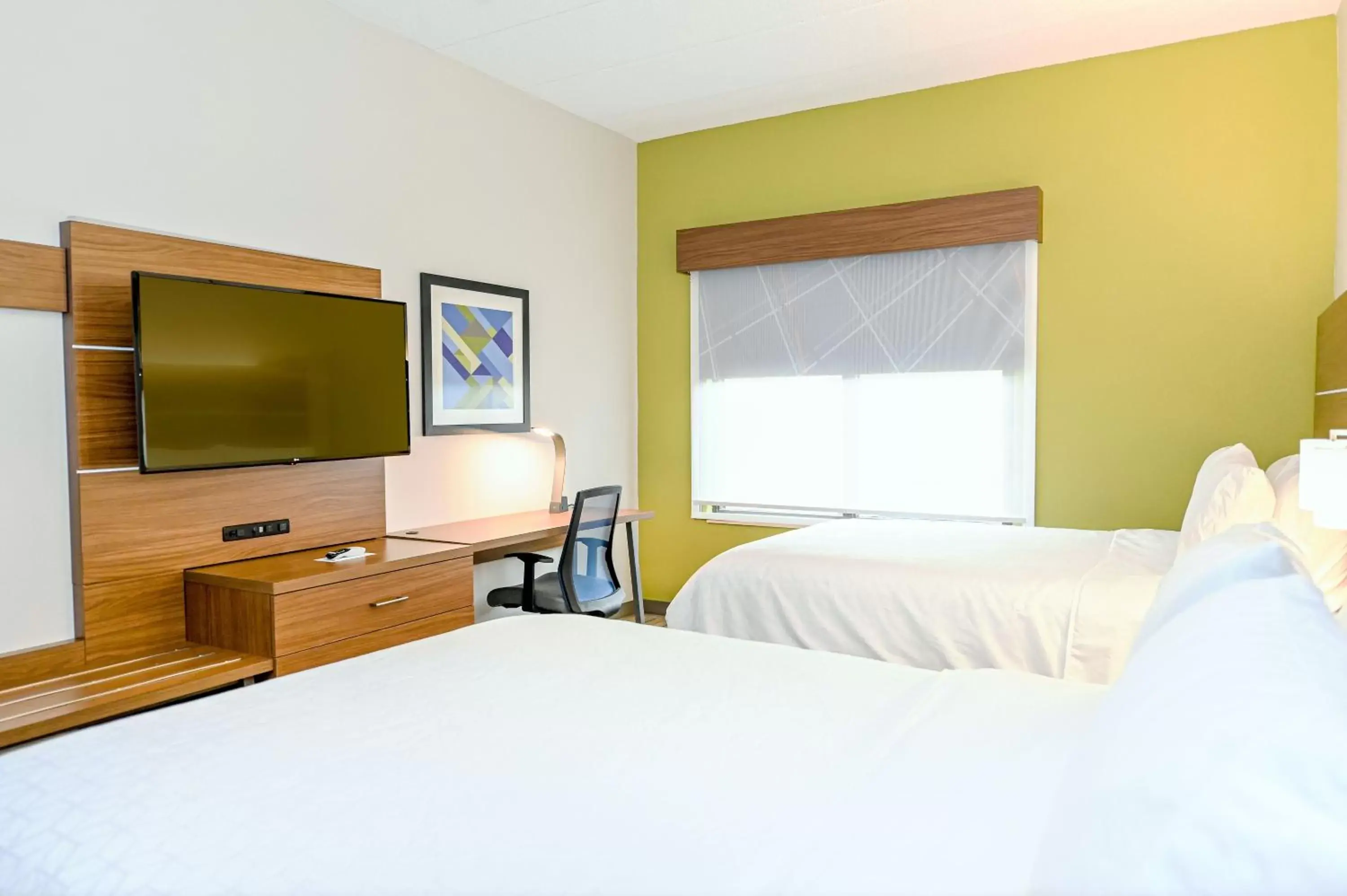 Photo of the whole room, Bed in Holiday Inn Express Richmond Airport, an IHG Hotel