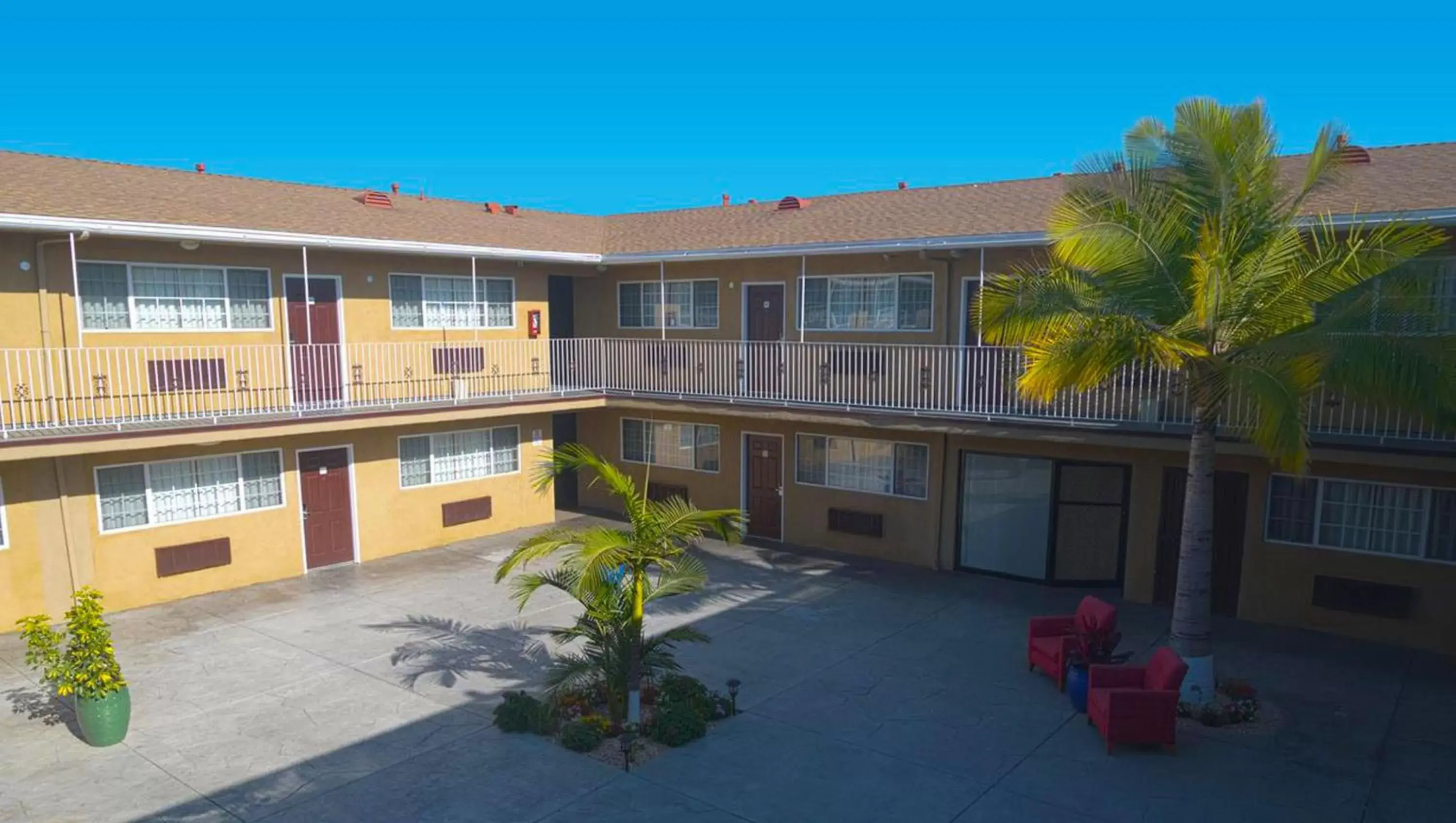 Property building in Kings Motel Inglewood Property building in Kings Motel Inglewood