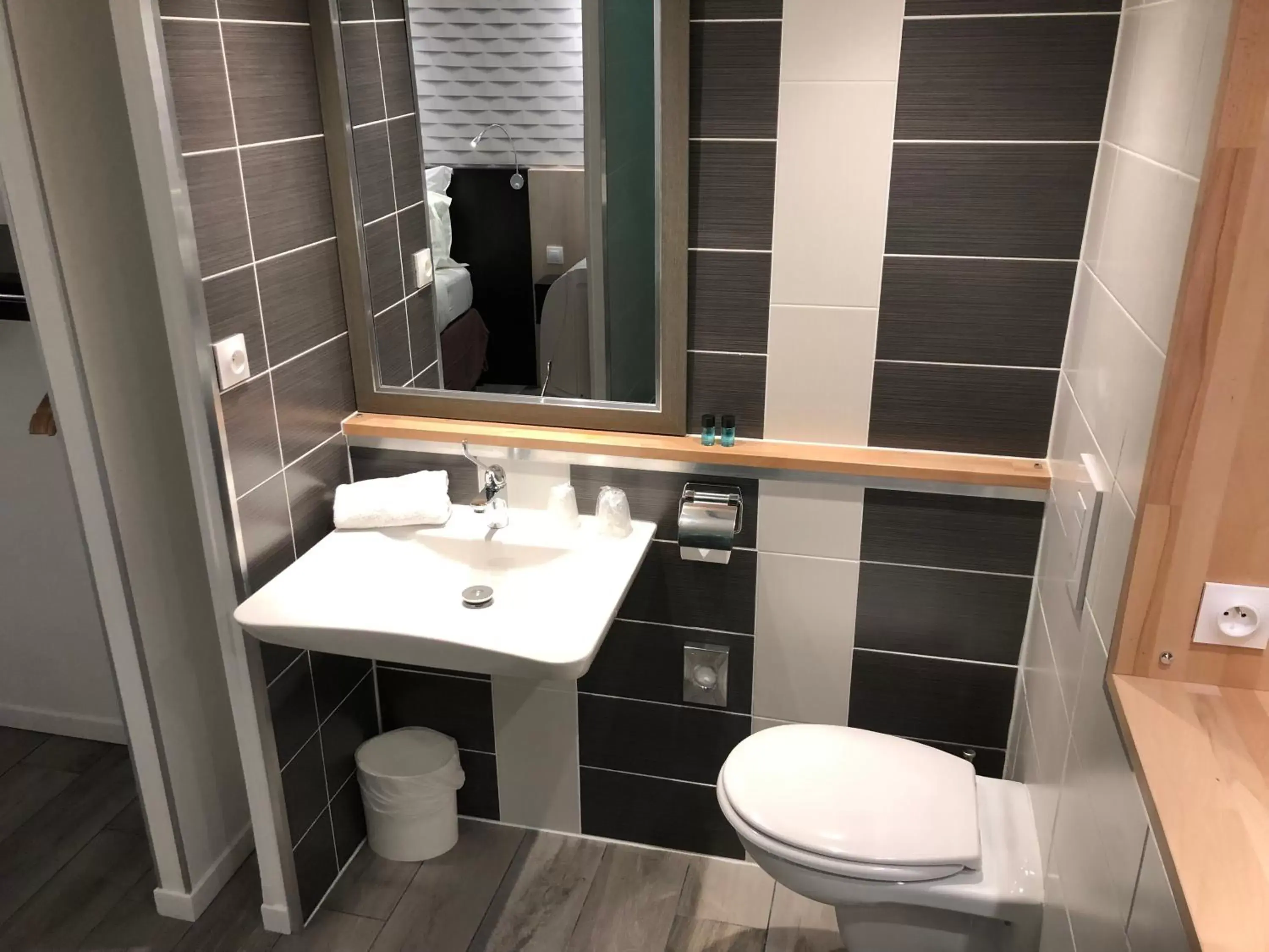 Facility for disabled guests, Bathroom in Kyriad Lisieux
