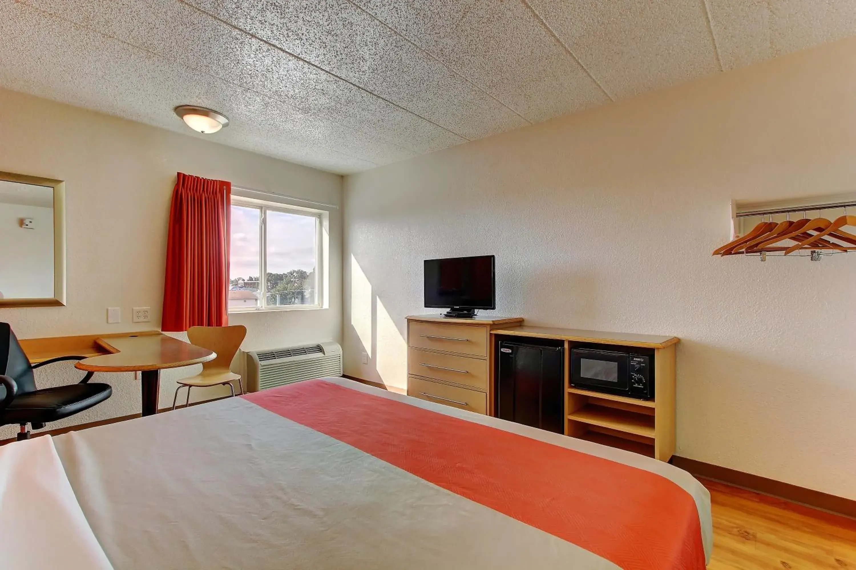 TV and multimedia, TV/Entertainment Center in Motel 6-York, PA - North