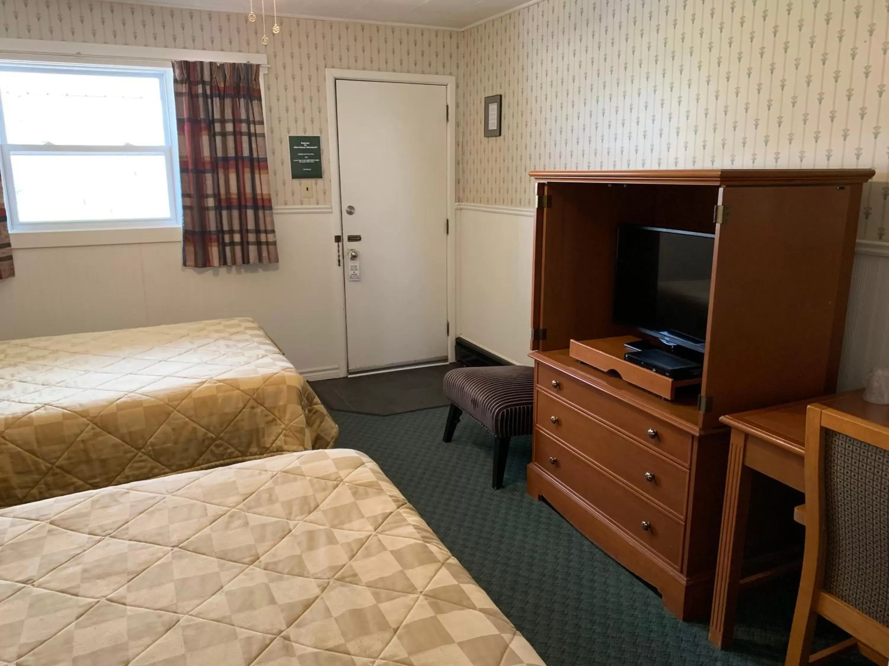 Photo of the whole room, Bed in The Lionstone Inn Motel and Cottages