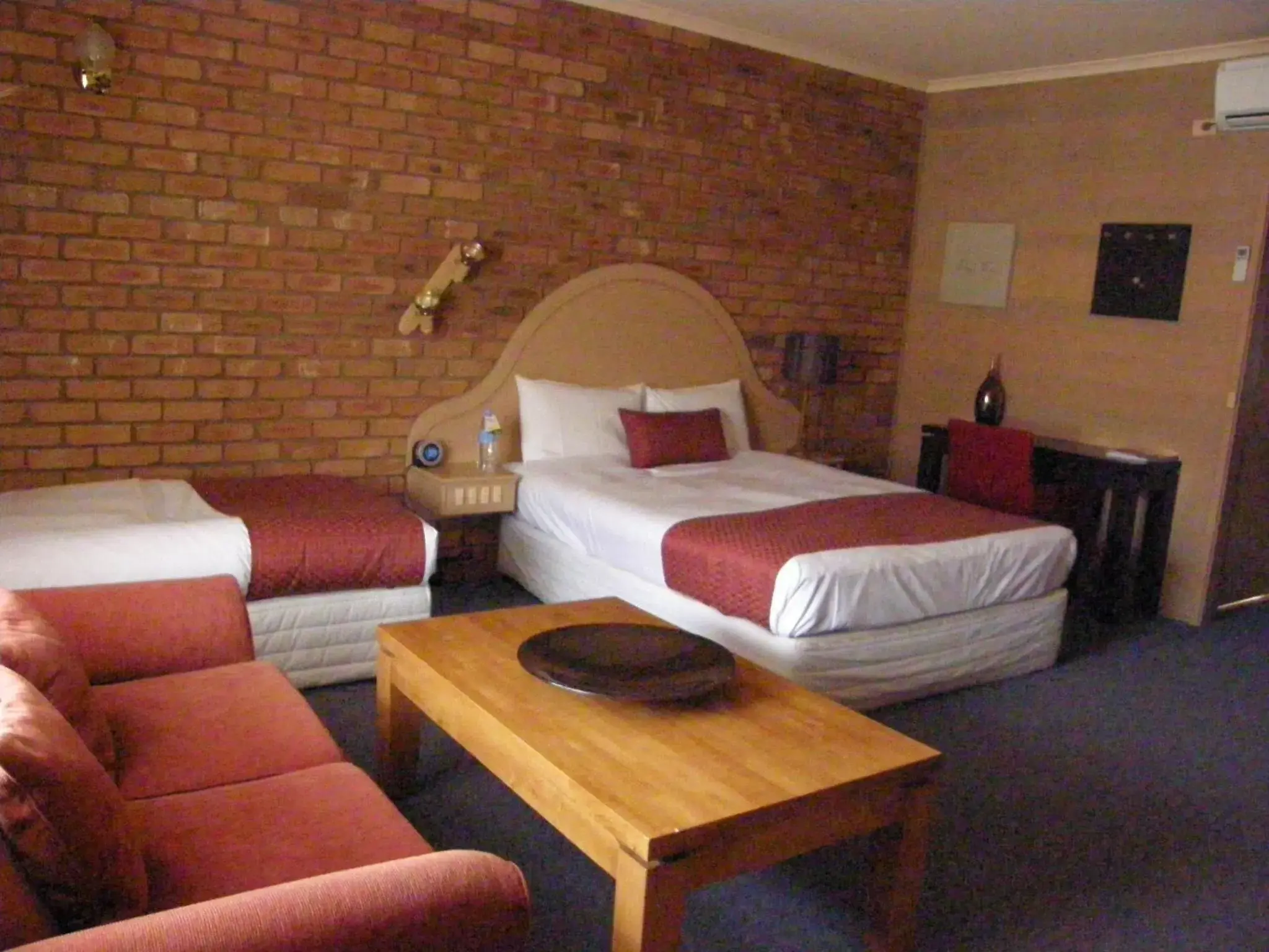 Photo of the whole room, Bed in Quality Inn Colonial