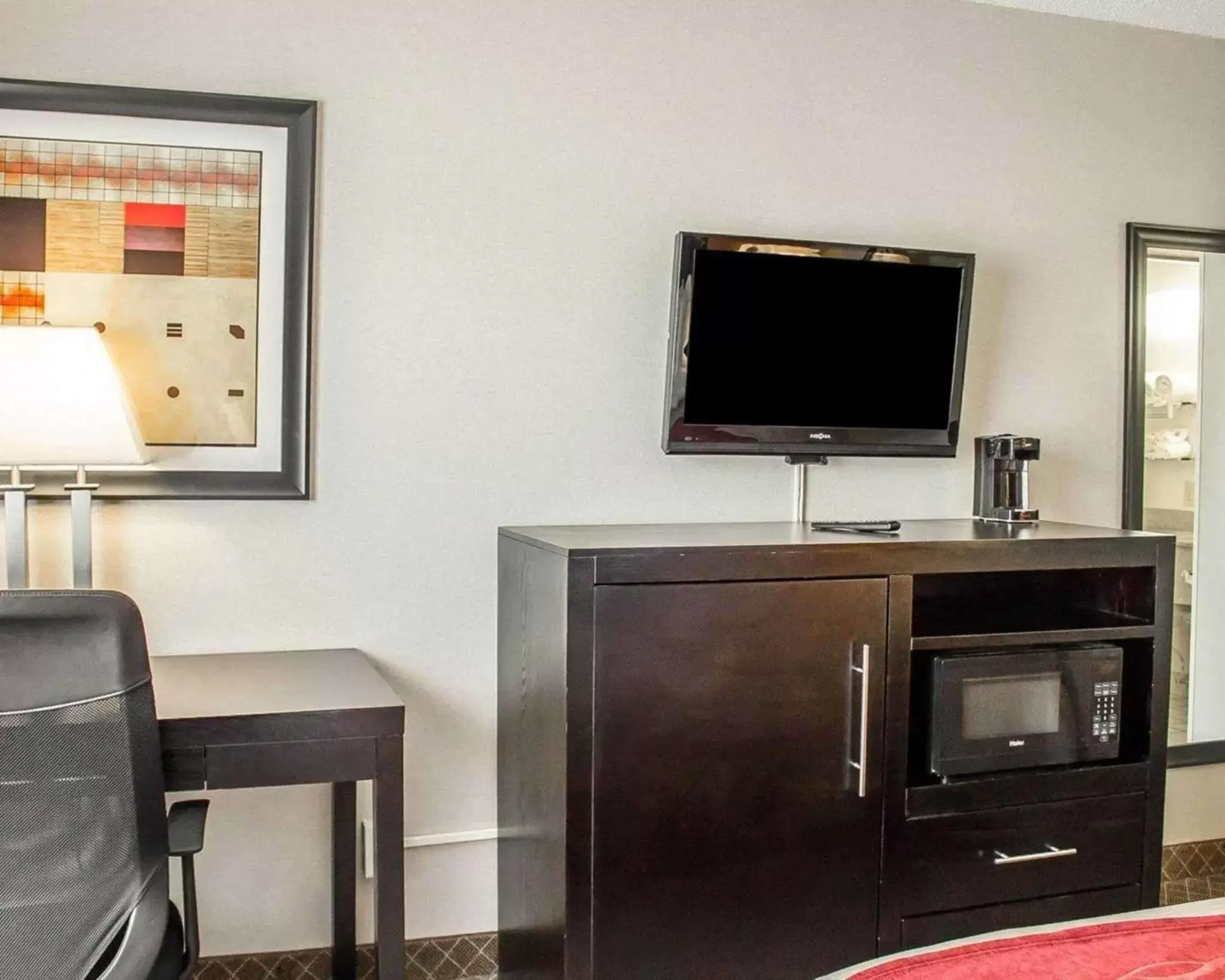 Photo of the whole room, TV/Entertainment Center in Norwood Inn & Suites Columbus