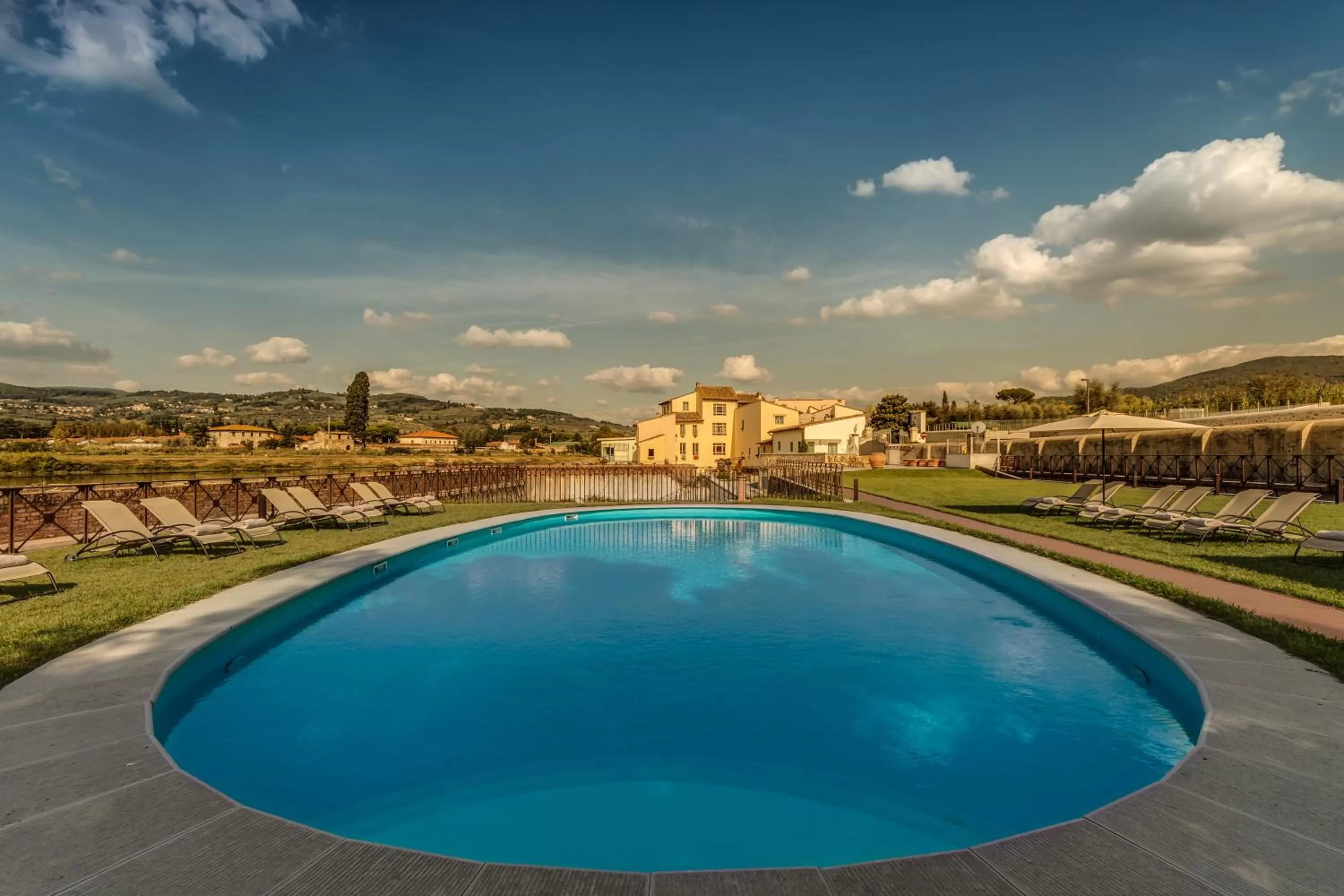 Swimming pool in Hotel Mulino di Firenze - WorldHotels Crafted