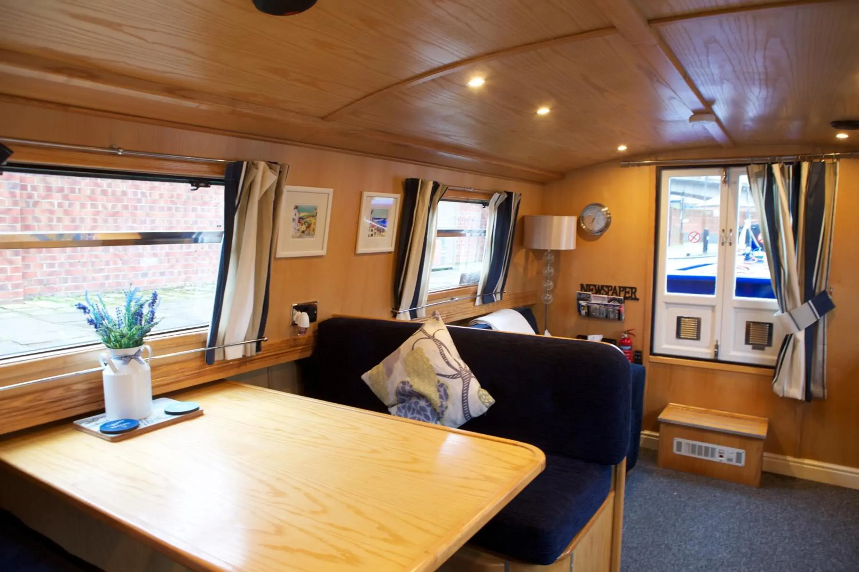 Photo of the whole room, Seating Area in Houseboat Hotels