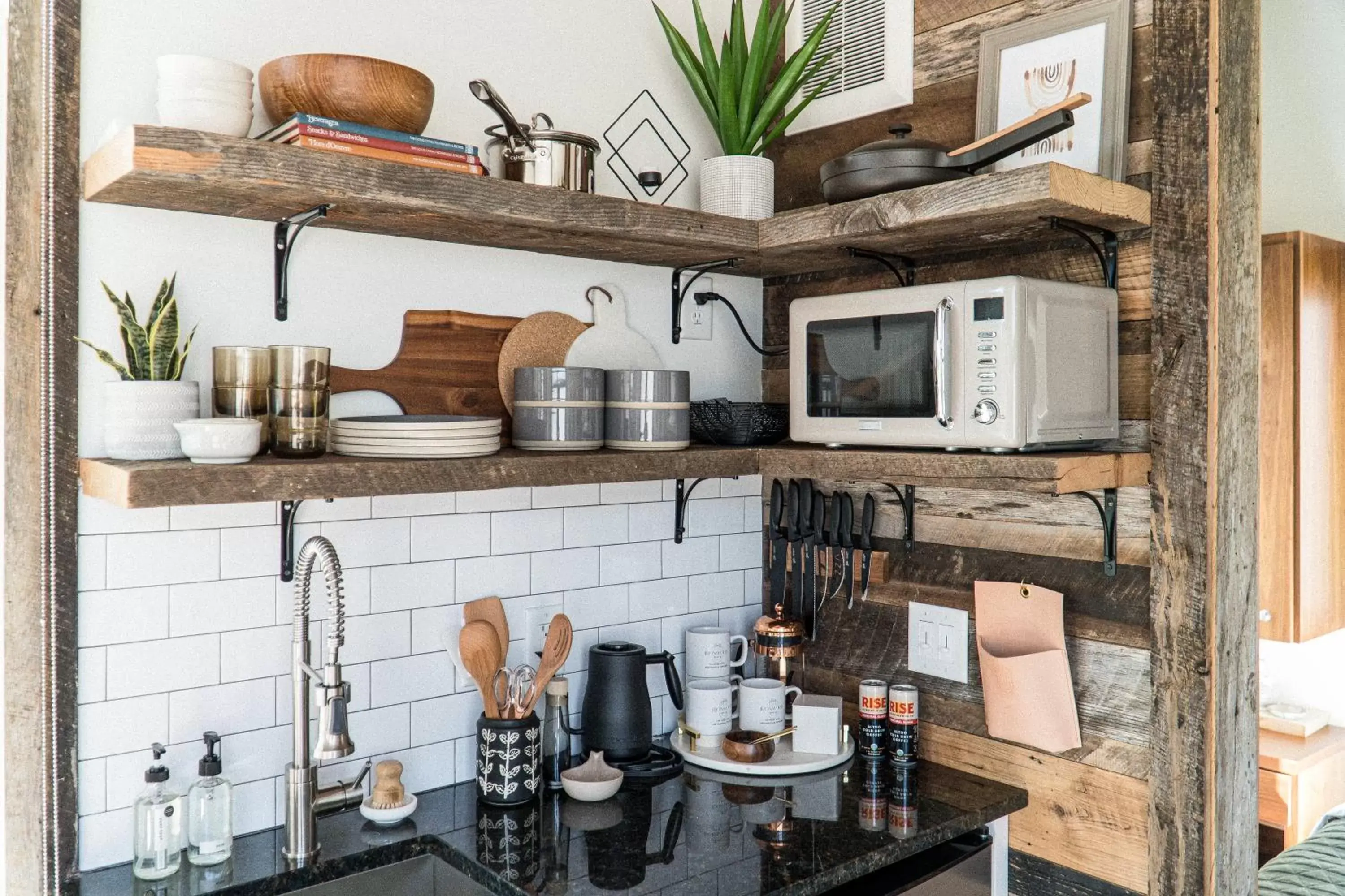 Coffee/tea facilities, Kitchen/Kitchenette in Ironwood Grove, Tiny House Hotel