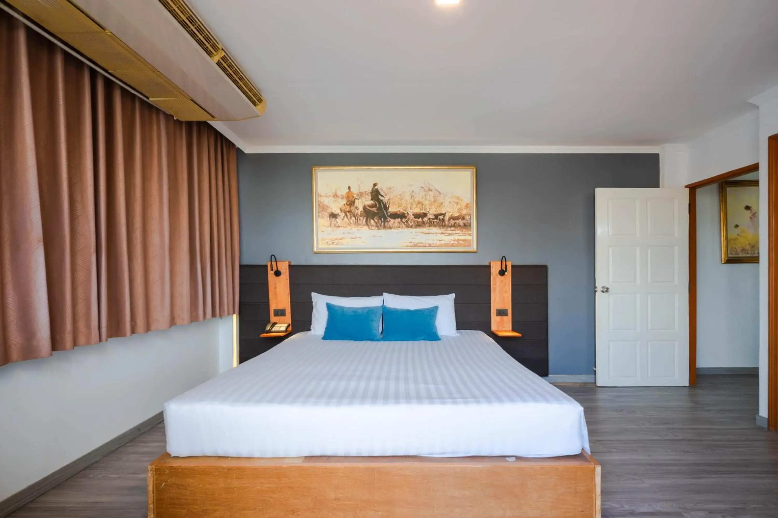 Bedroom, Bed in Shangwell Mansions Pattaya