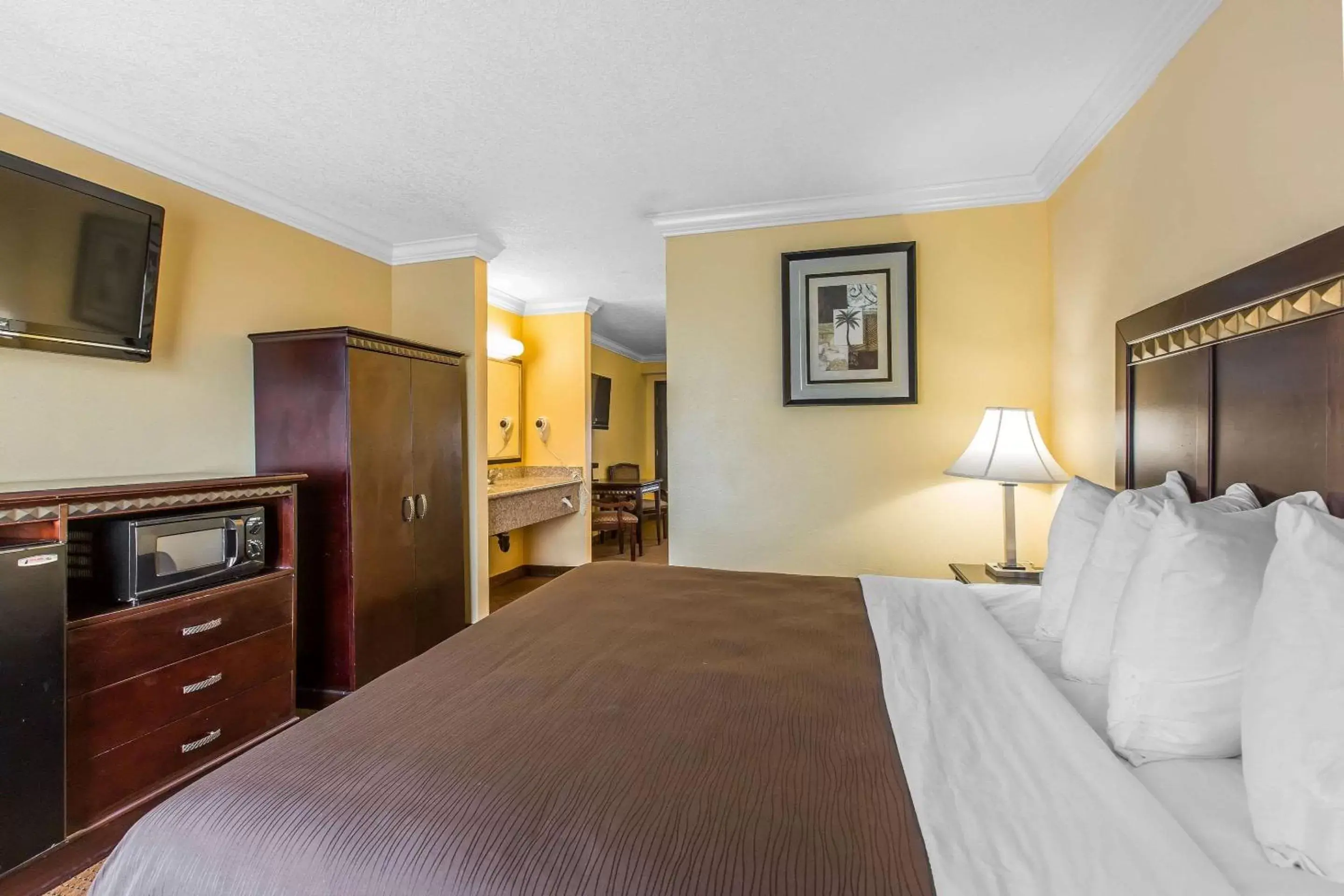 Photo of the whole room, Bed in Quality Inn & Suites Bell Gardens-Los Angeles