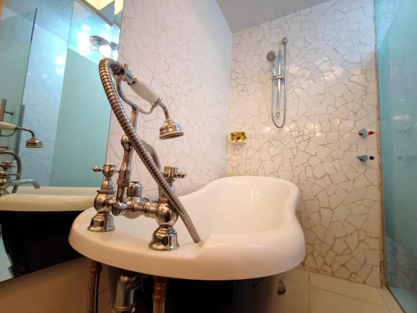 Shower, Bathroom in Hotel Temático Casa Puebla