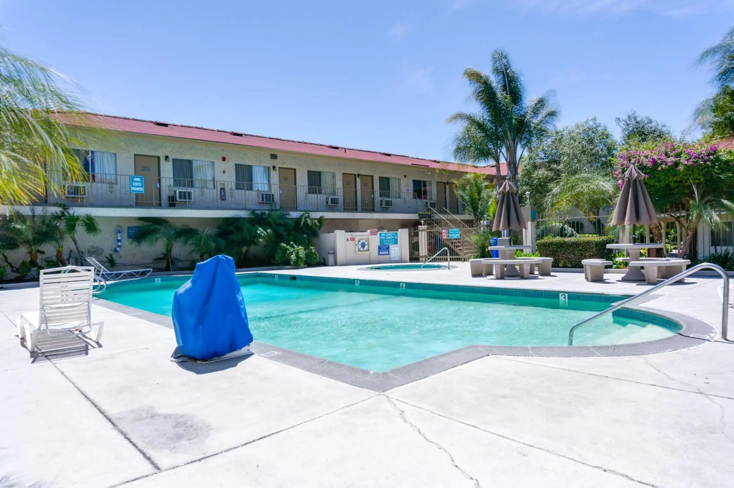 Swimming Pool in California Suites Hotel