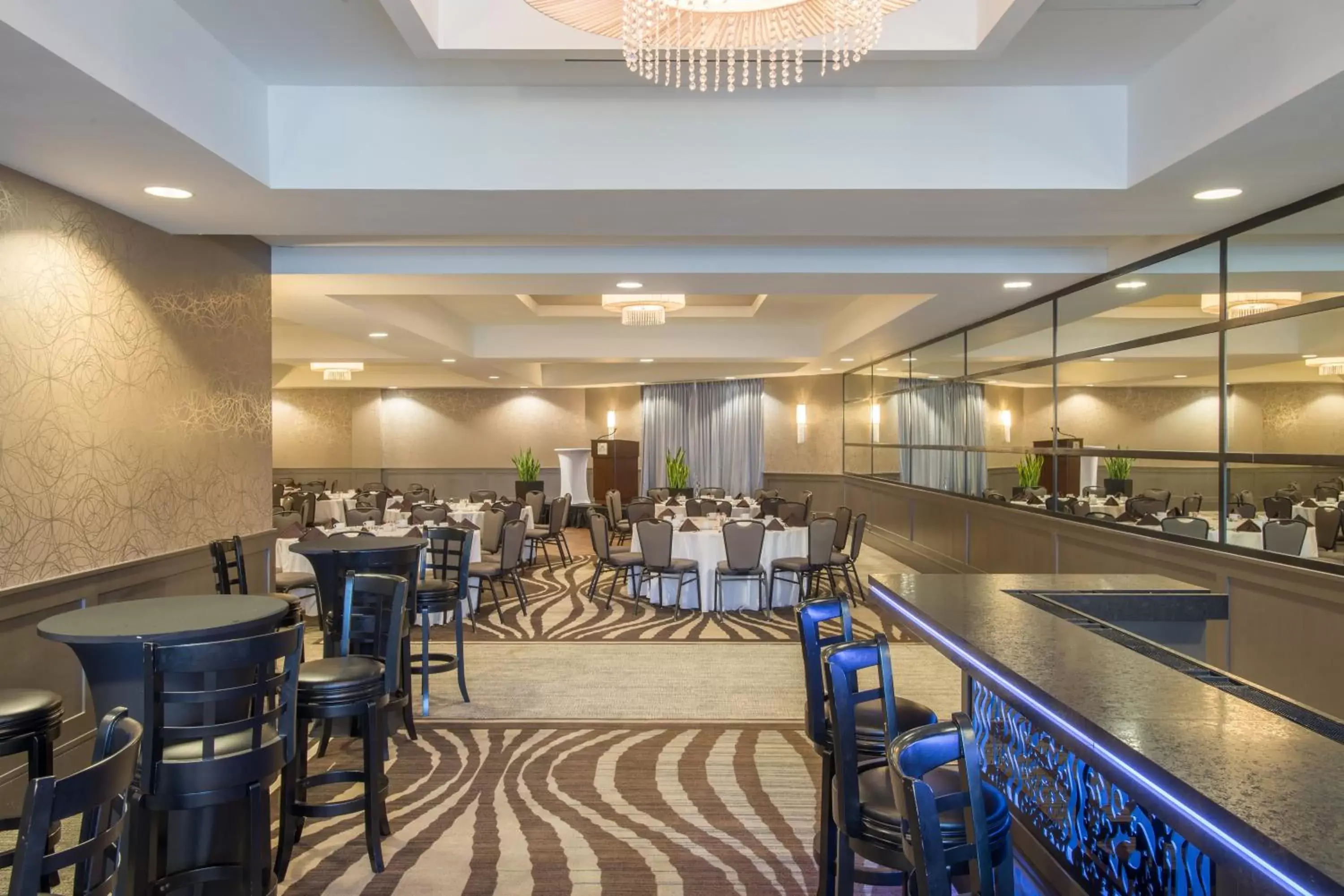 Meeting/conference room, Restaurant/Places to Eat in Crowne Plaza Suffern-Mahwah, an IHG Hotel