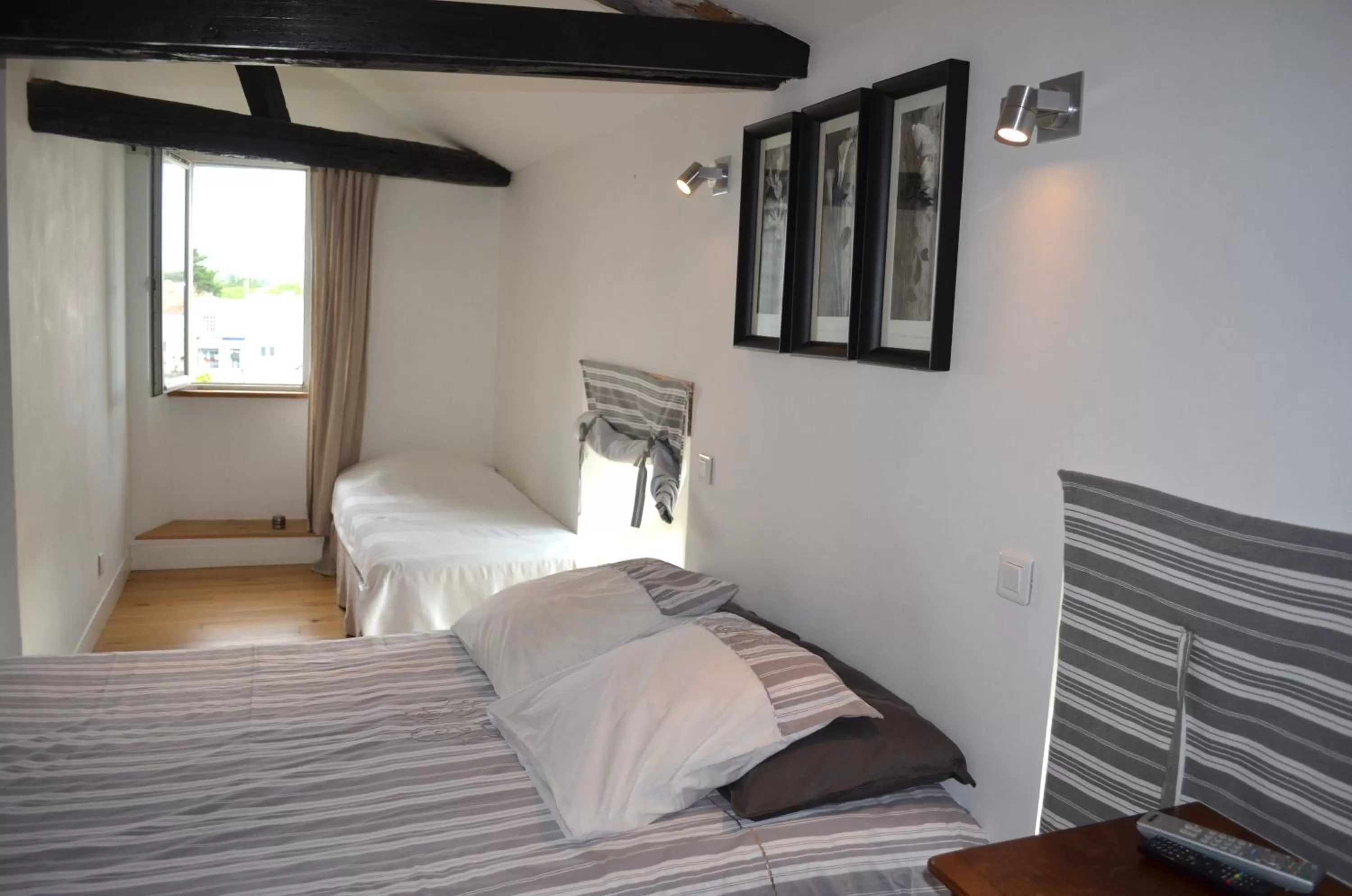 Photo of the whole room, Bed in Le Mole (Appartements et Chambres)