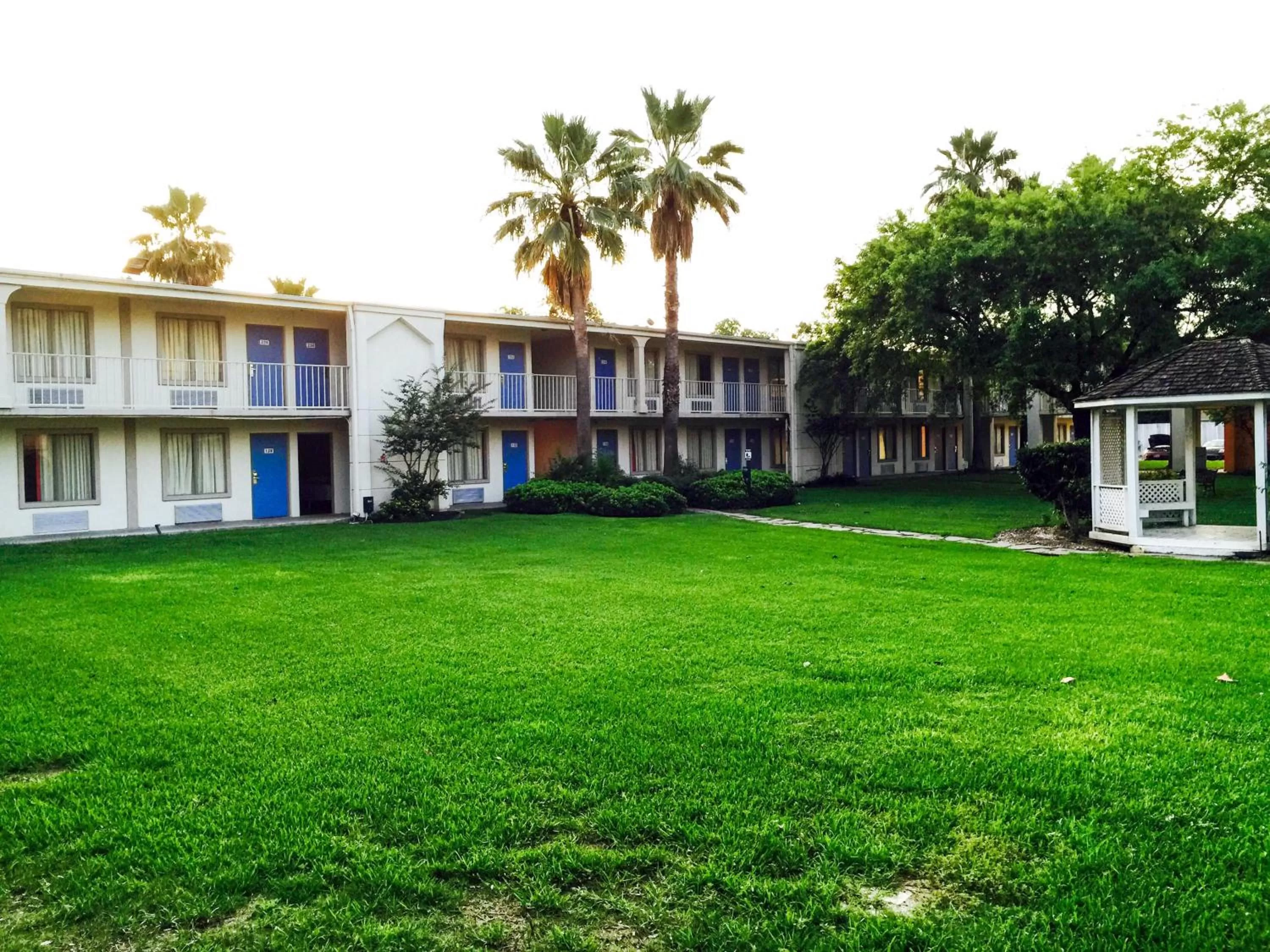 Garden in Motel 6-Houston, TX - East