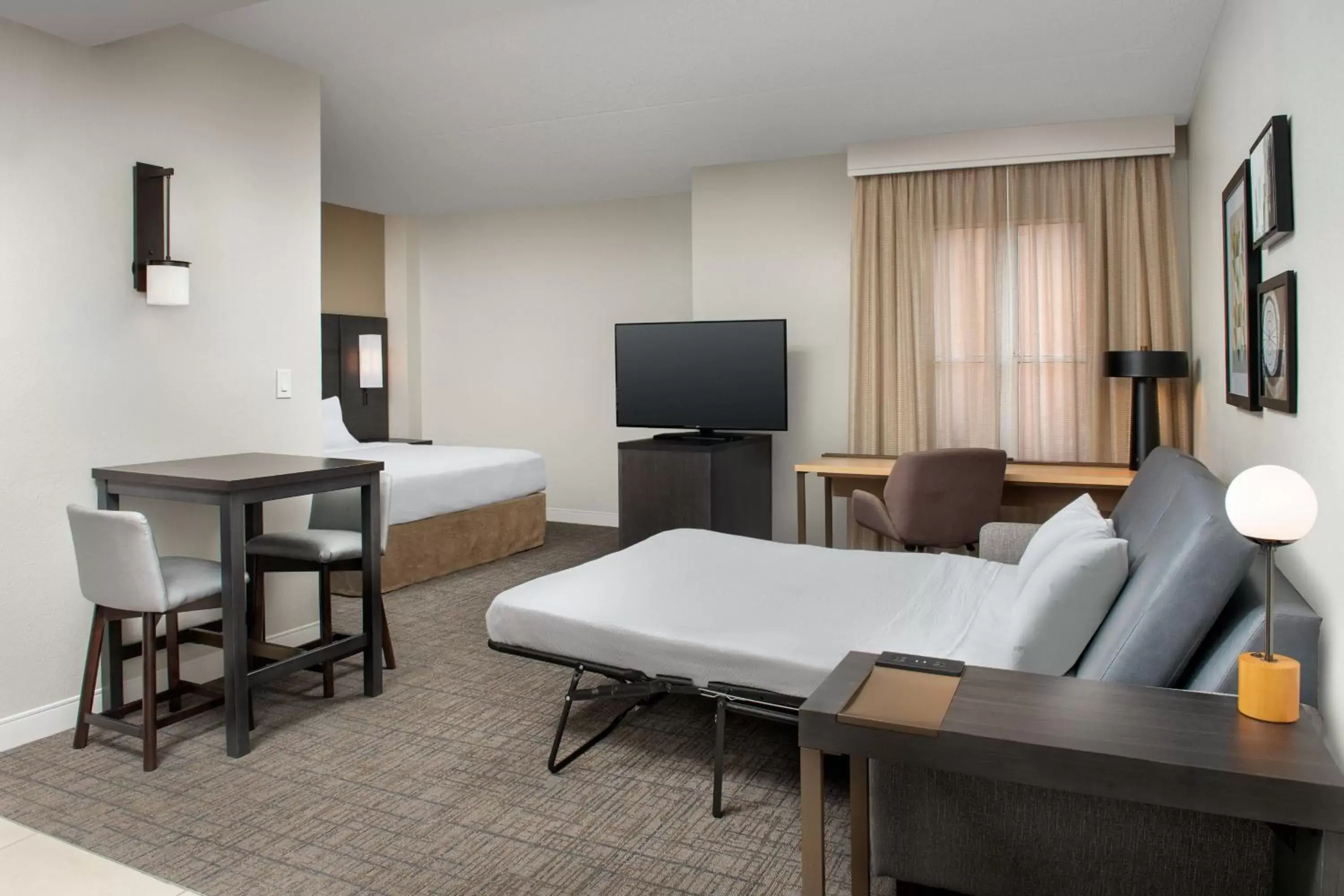 Photo of the whole room, Seating Area in Residence Inn by Marriott Phoenix Airport