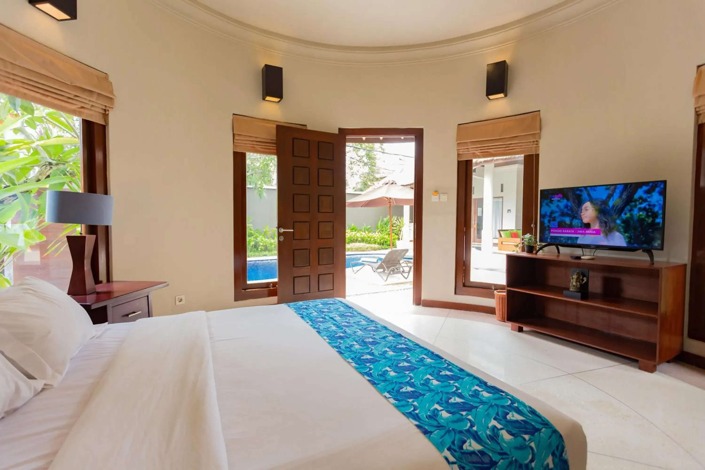 Bed, TV/Entertainment Center in The Mutiara Jimbaran Boutique Villas