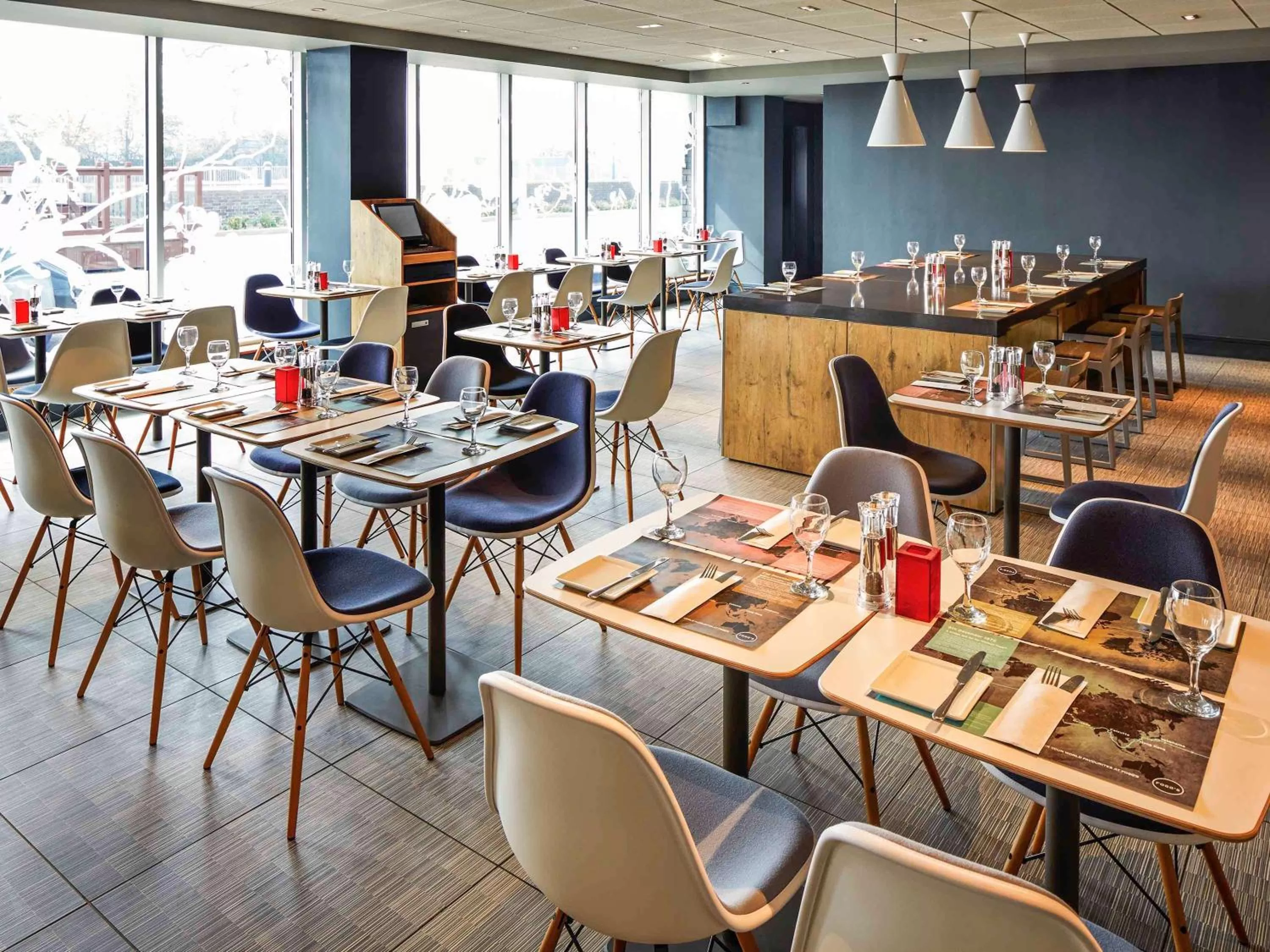 Restaurant/places to eat in ibis London Heathrow Airport