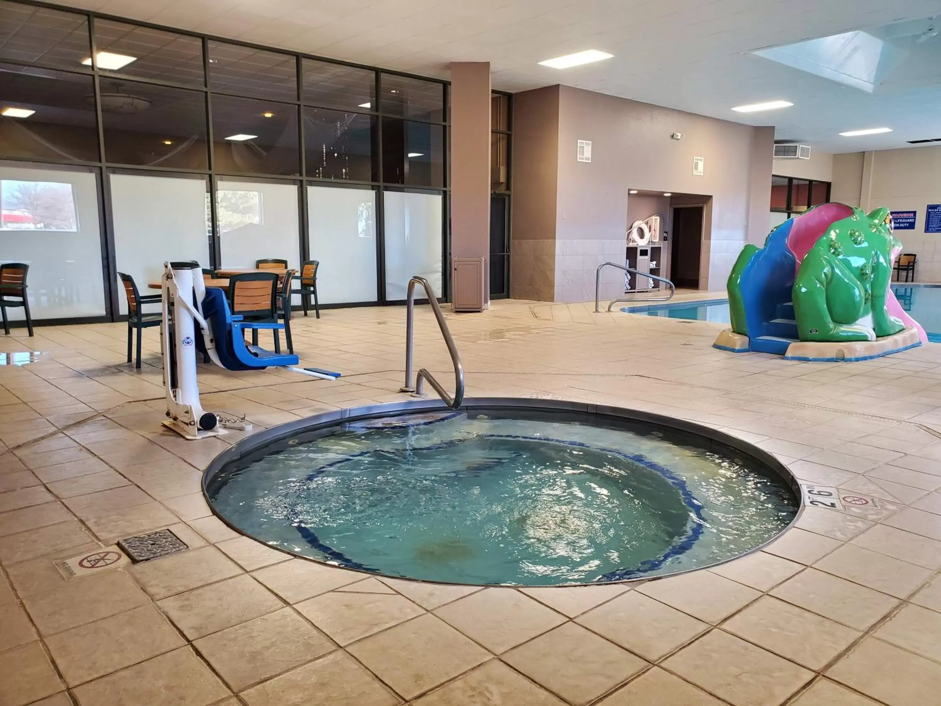Hot Tub, Swimming Pool in Ramkota Hotel Watertown