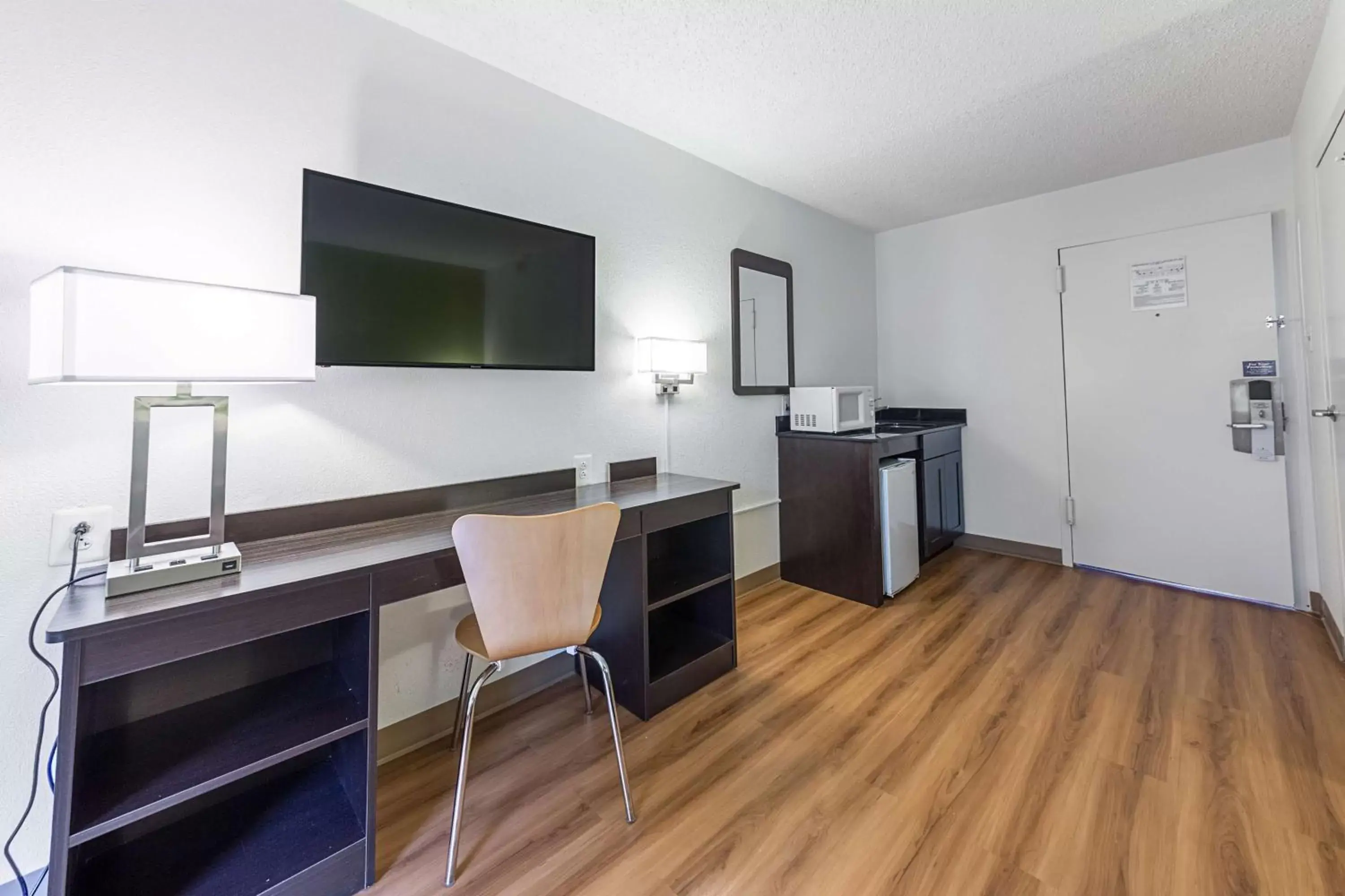 Photo of the whole room, TV/Entertainment Center in Motel 6-Warminster, PA