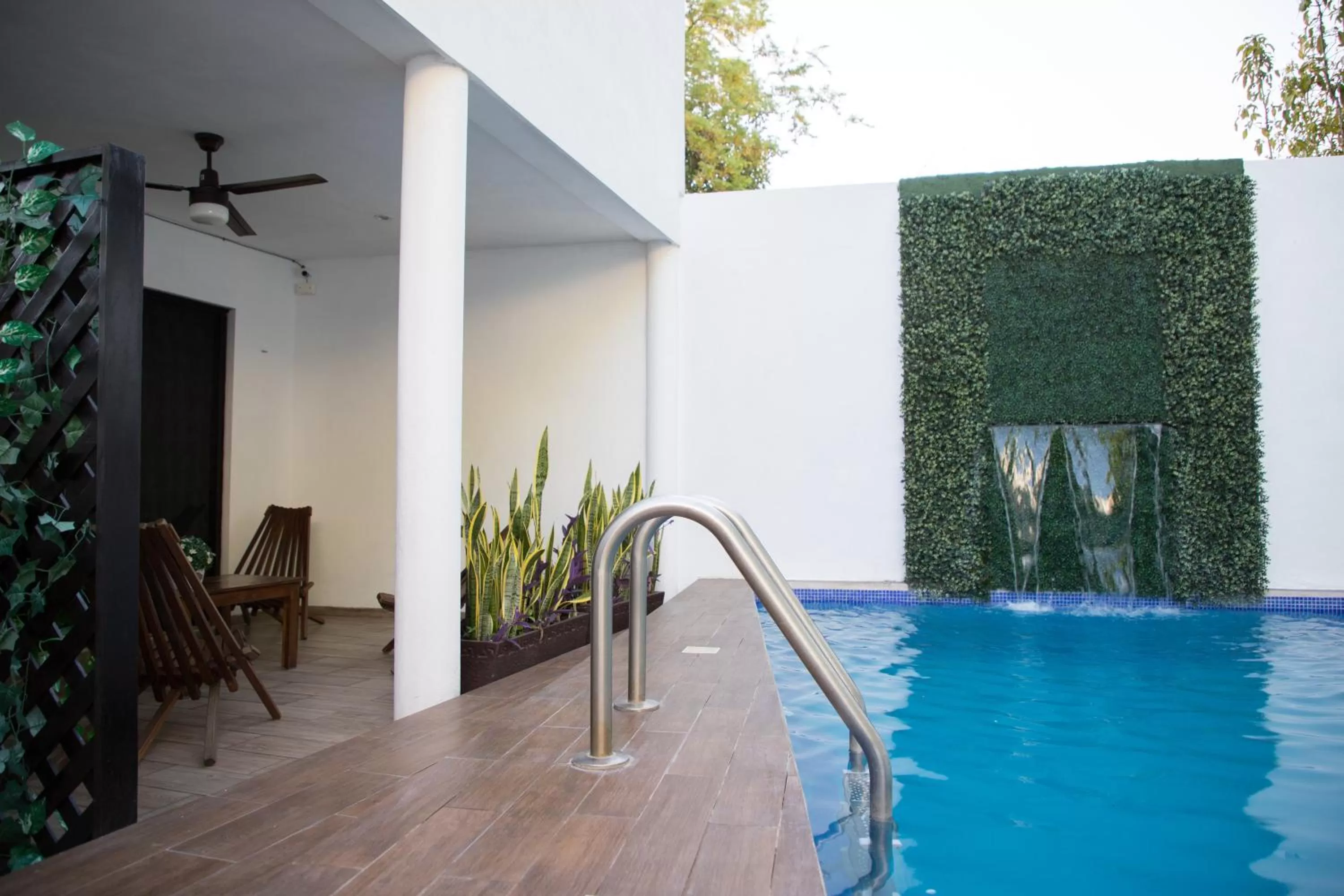 Swimming Pool in Margarett Hotel