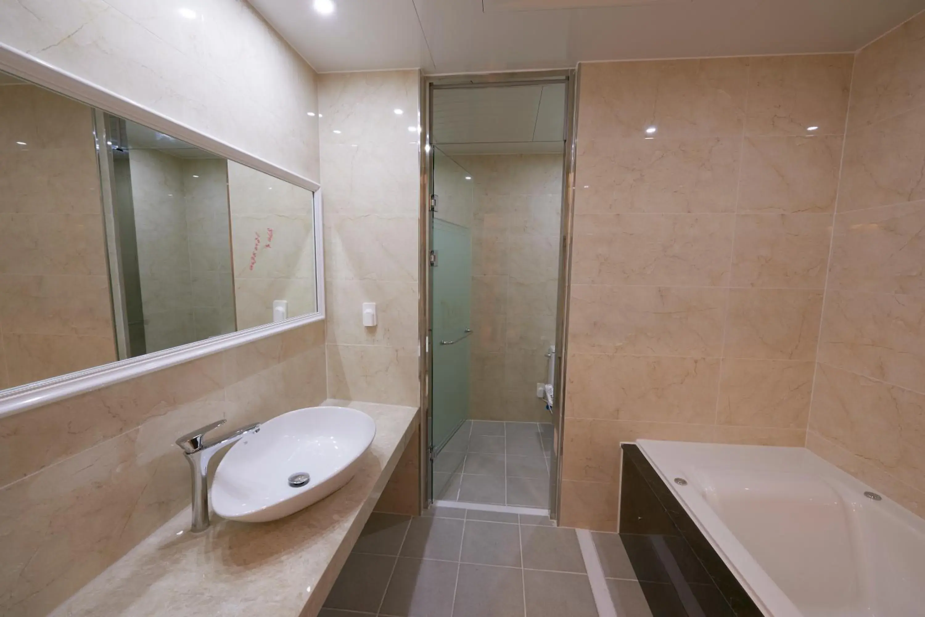 Bathroom in Dubai Hotel (Korea Quality)