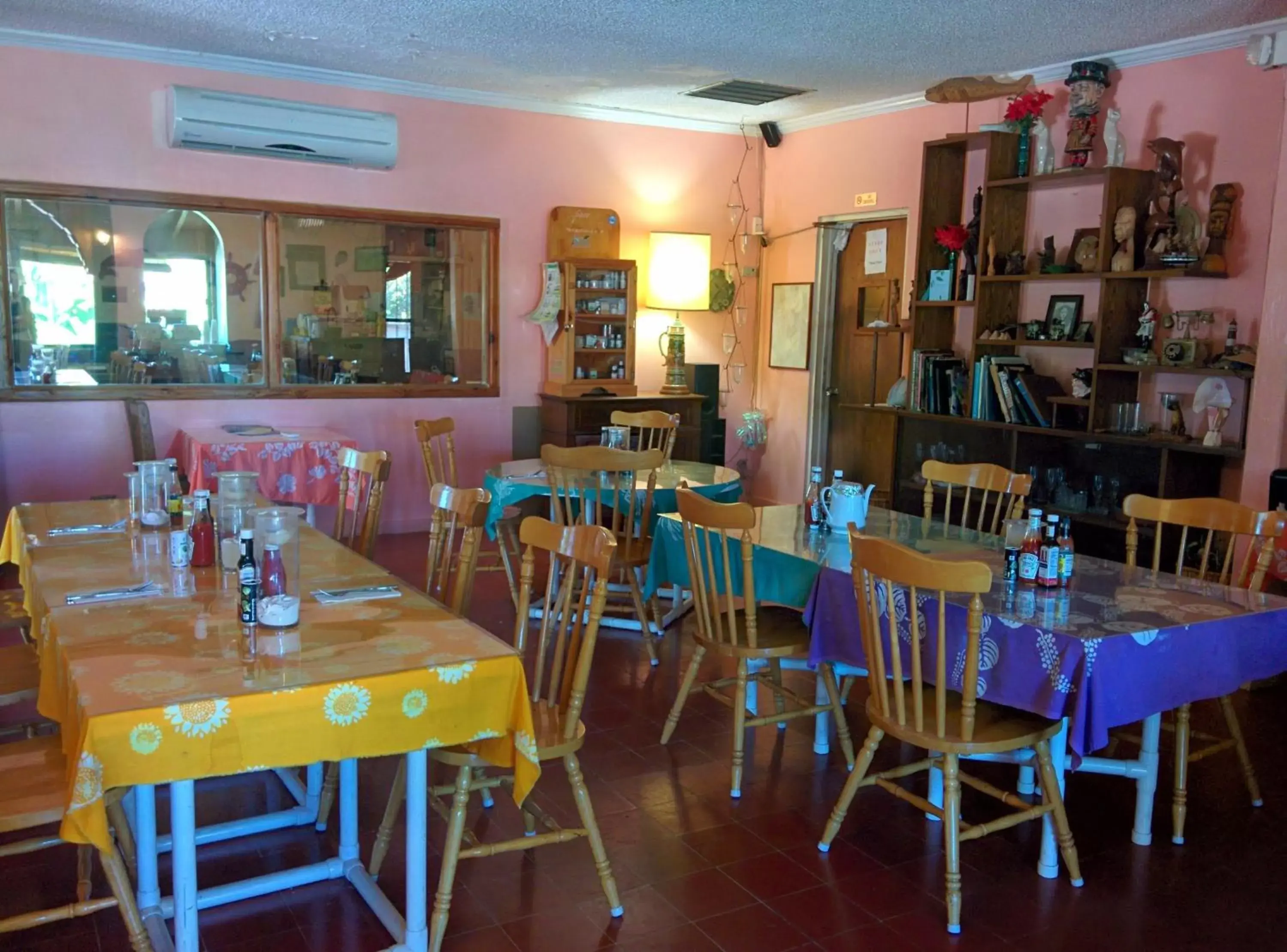 Restaurant/Places to Eat in Orange Hill Beach Inn